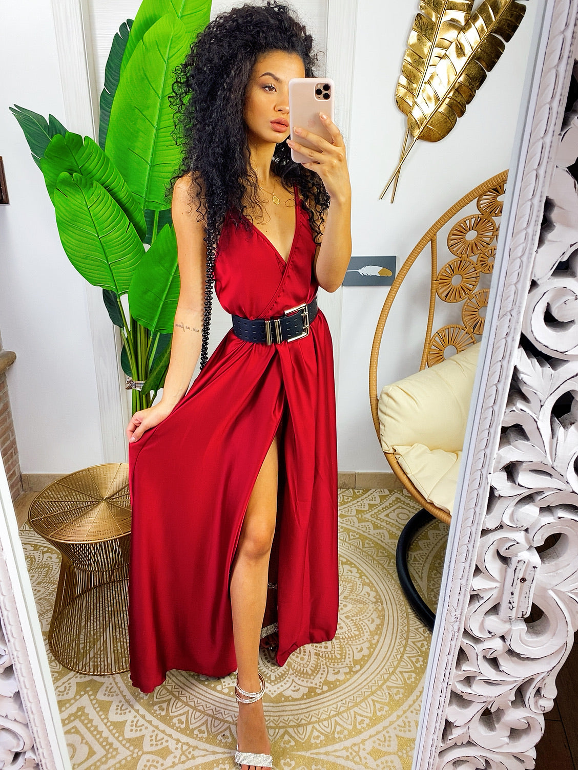 Abito in raso con maxi spacco rosso