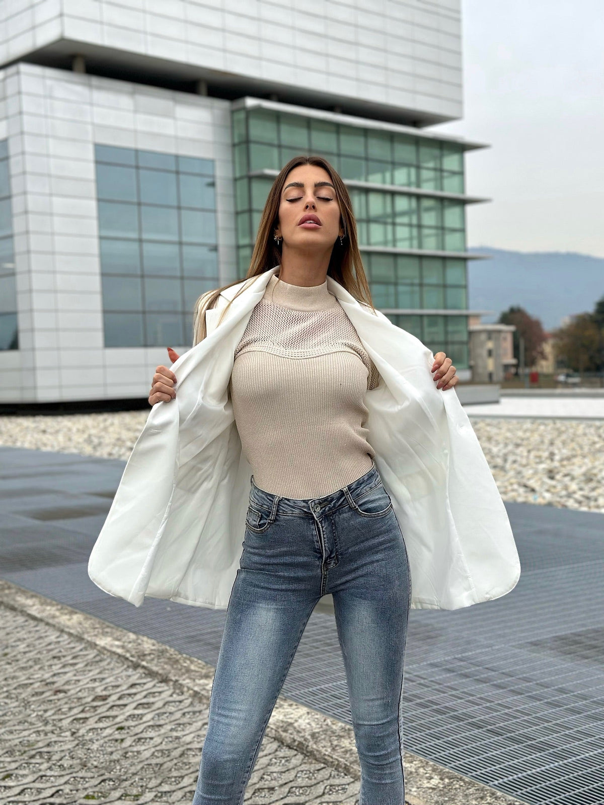 Jeans aderente sfrangiato sotto