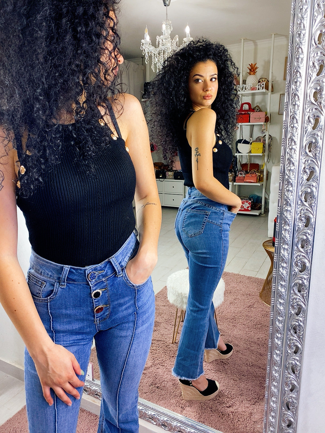 Jeans con bottoni in strass
