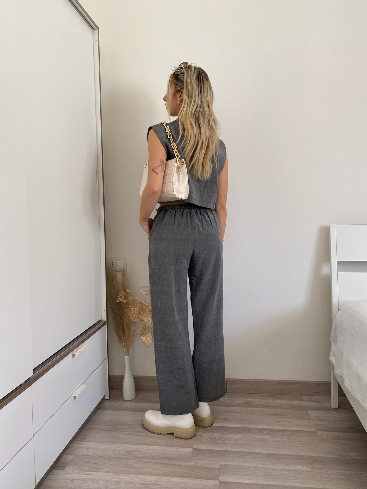 Completo top crop e pantalone grigio