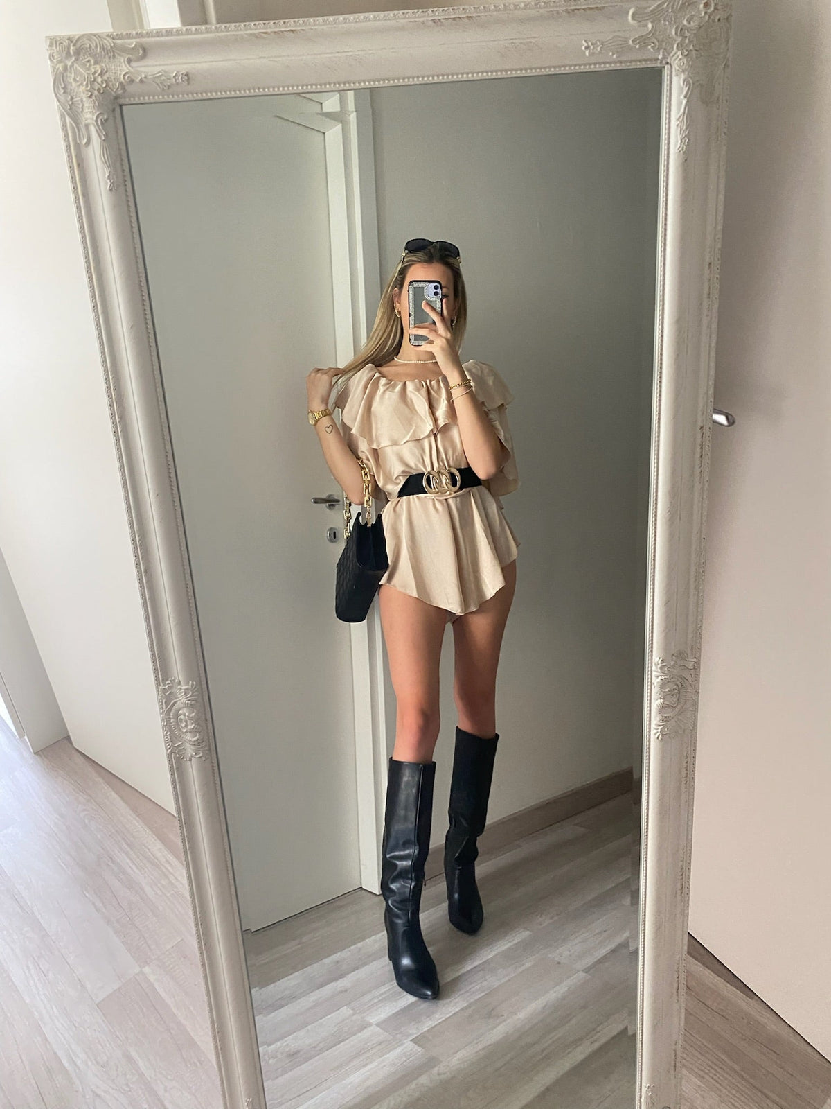 Tutina beige scollo a barchetta e balze