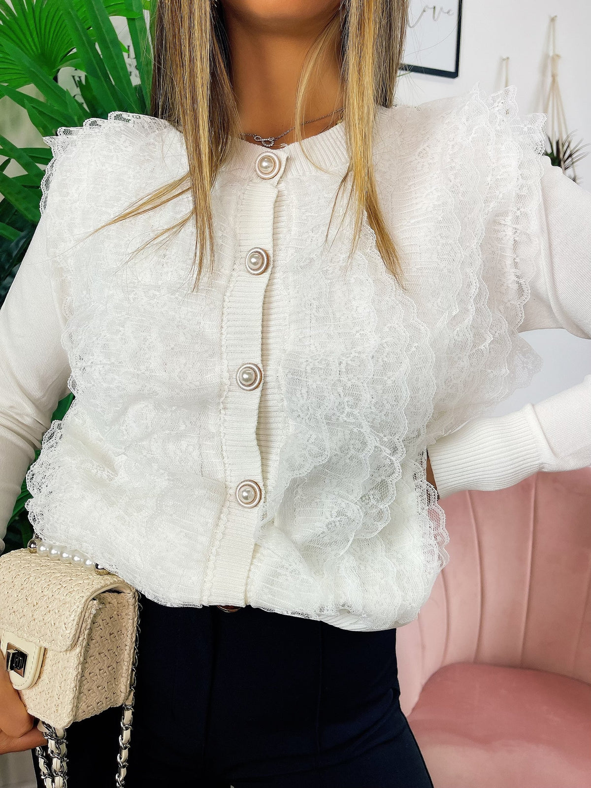 Maglione con bottoni gioiello e pizzo bianco