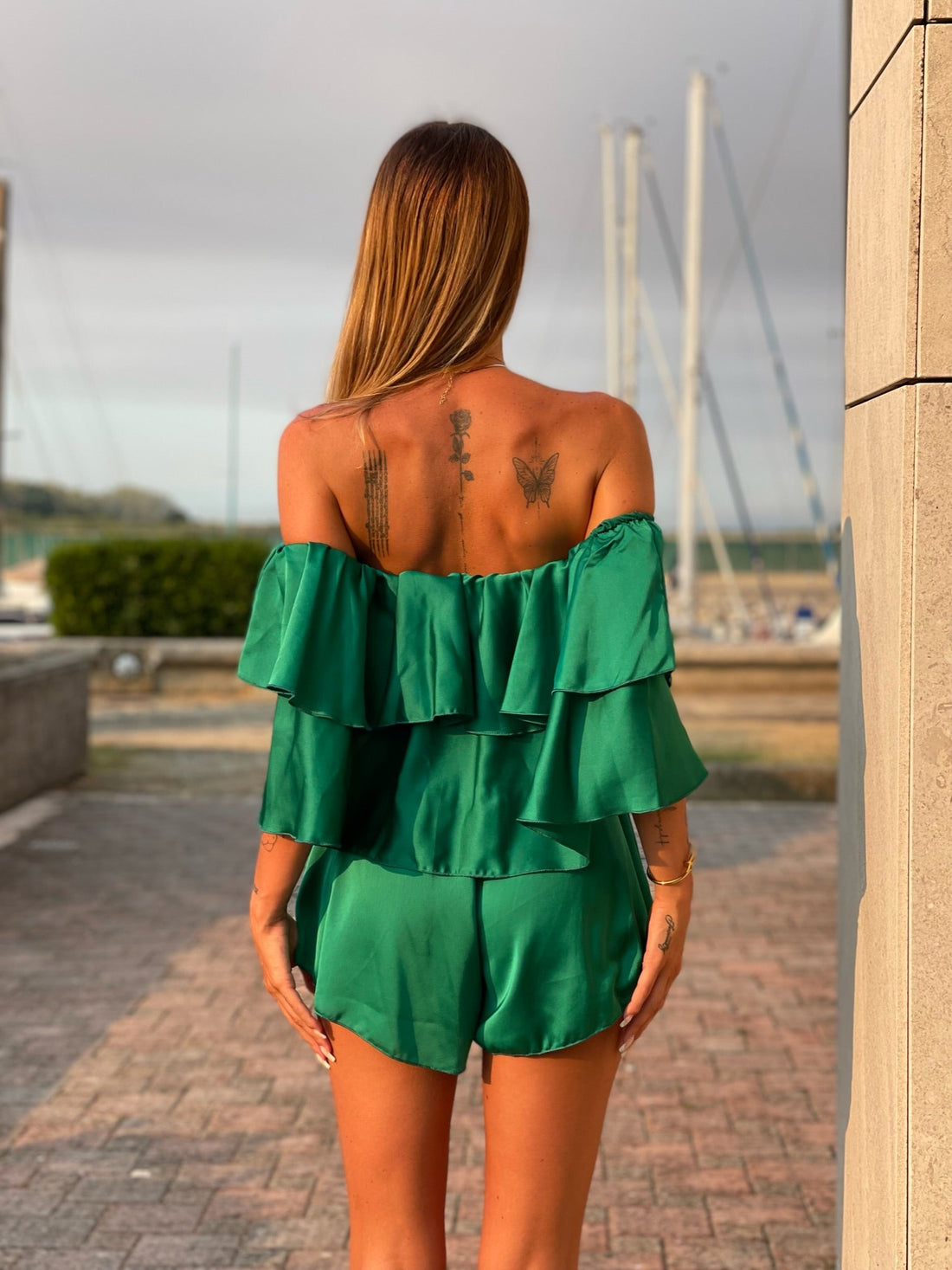 Tutina verde scollo a barchetta e balze
