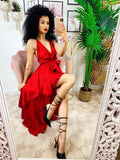 Abito in raso con gonna asimmetrica e incrocio rosso