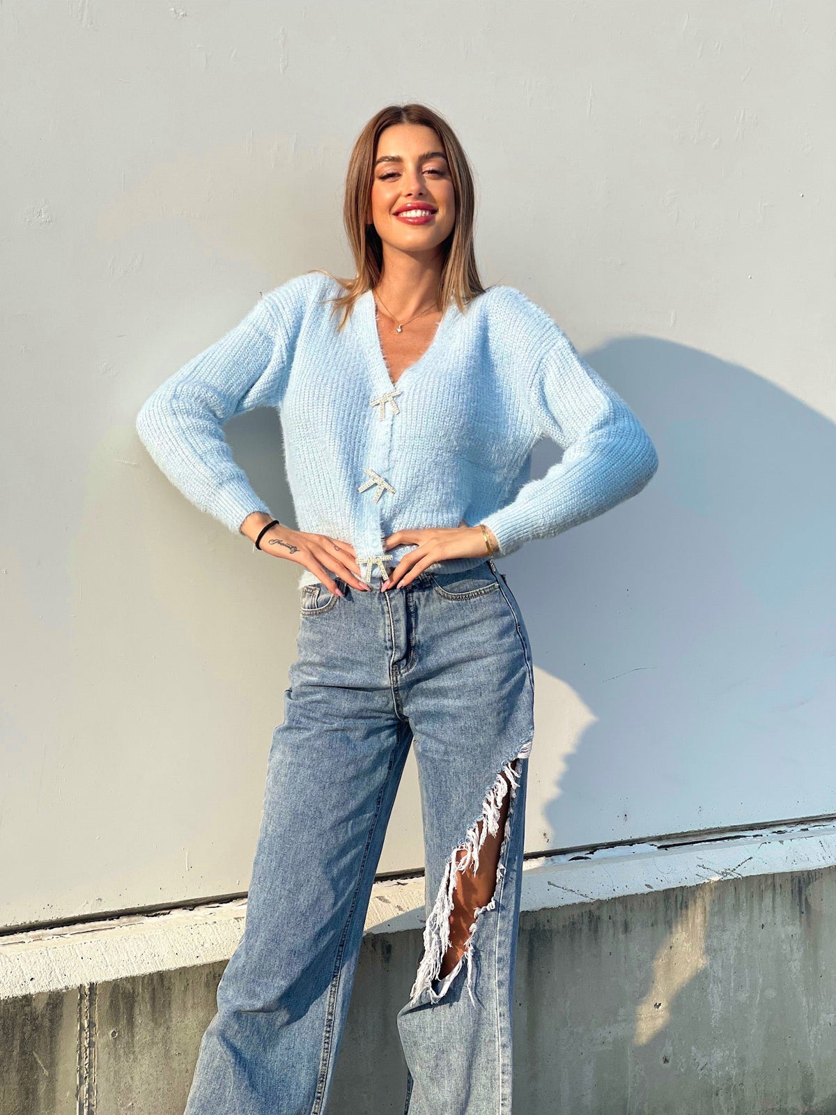 Maglione celeste con fiocchi gioiello