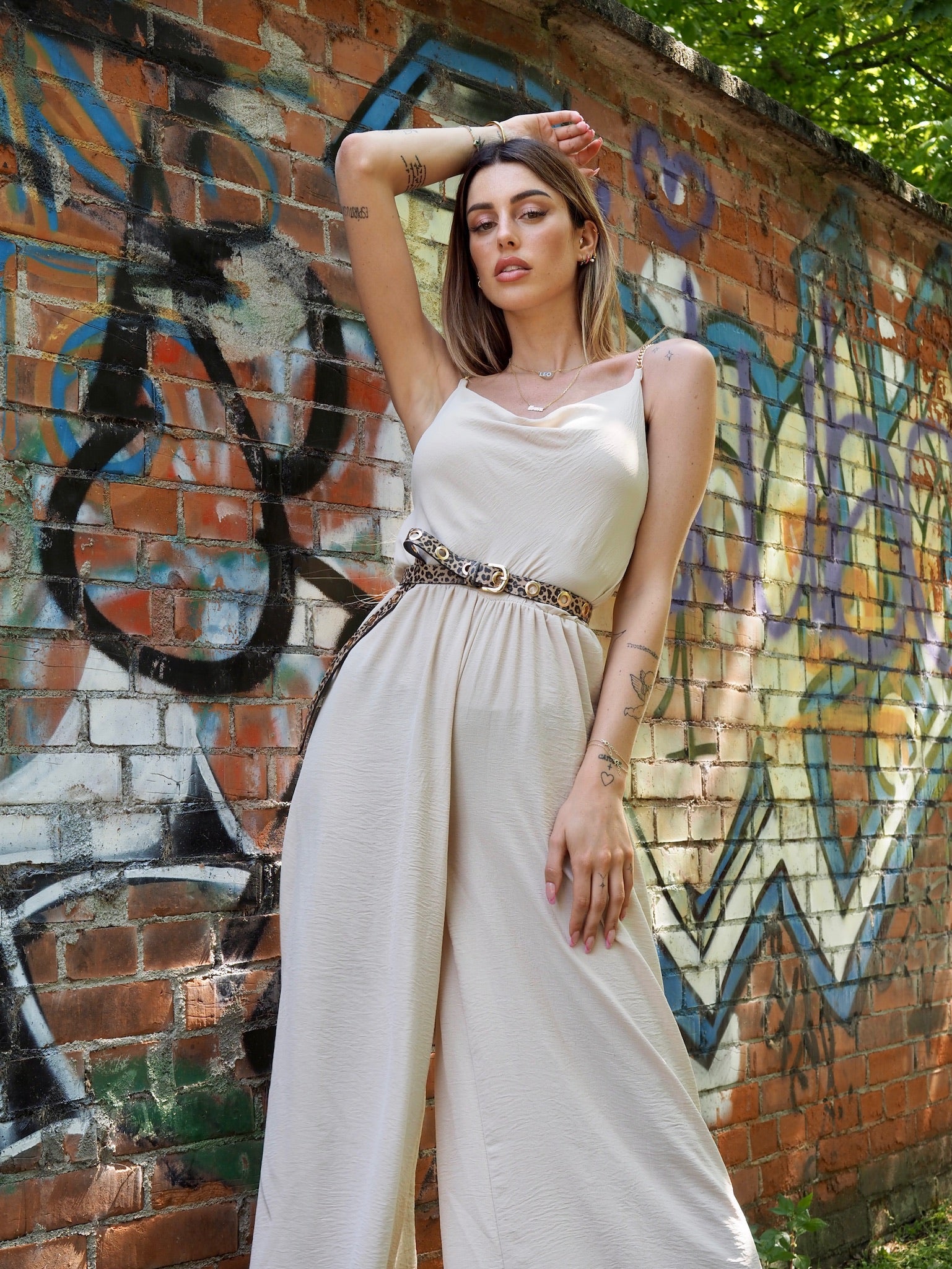 Tuta beige a palazzo spalline in catena