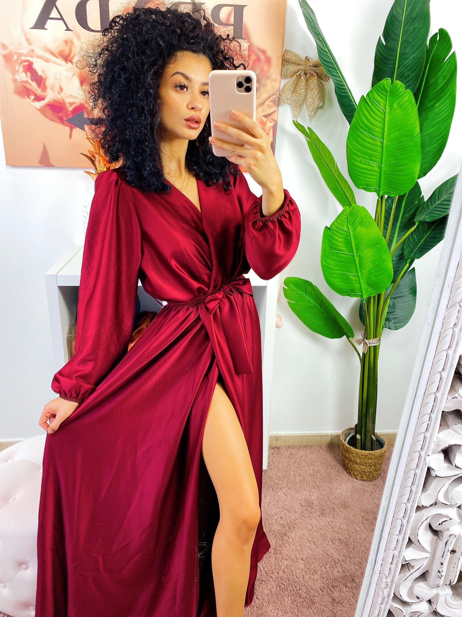 Abito in raso con maxi spacco manica lunga Bordeaux