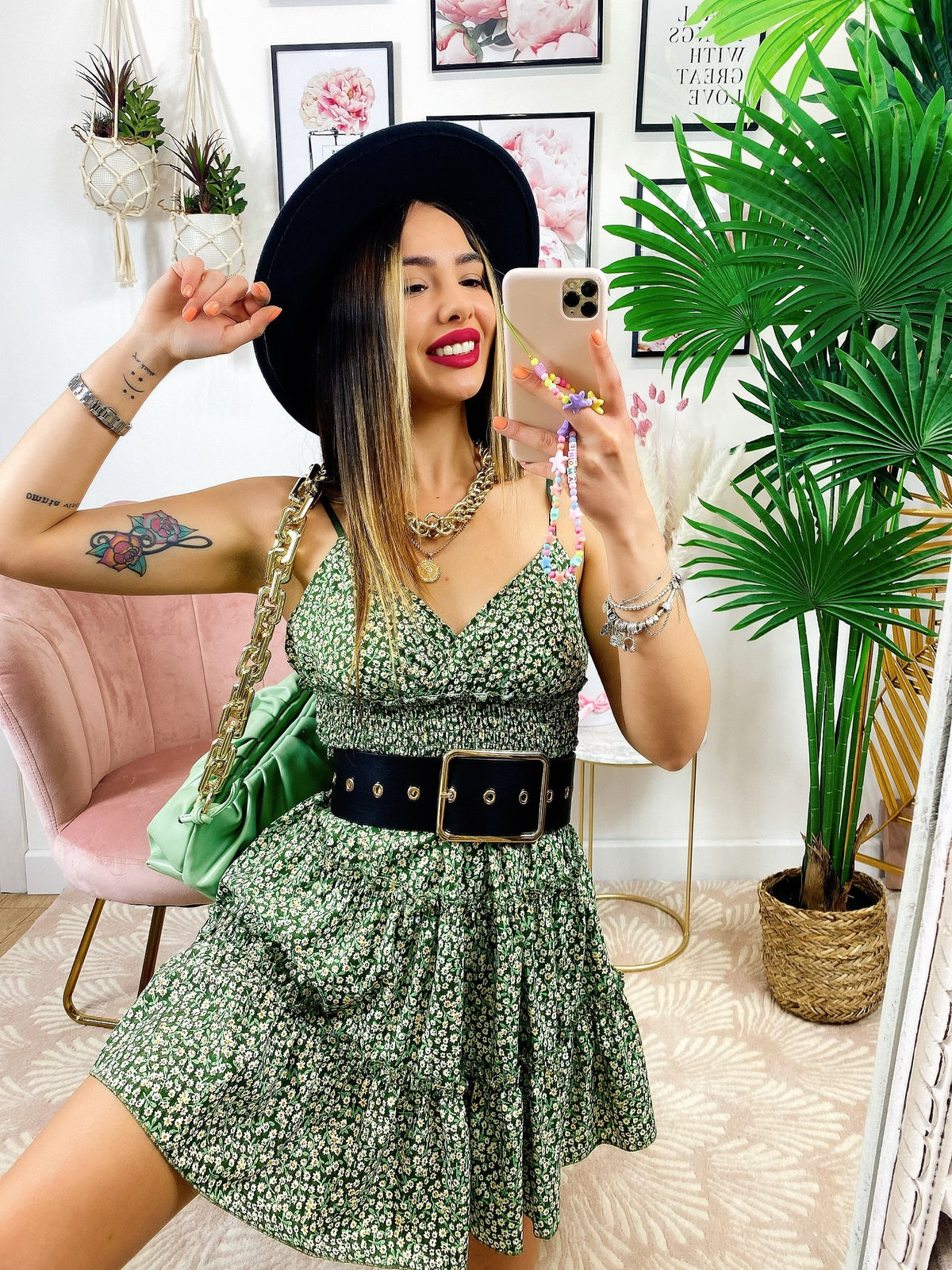 Abito verde con margherite