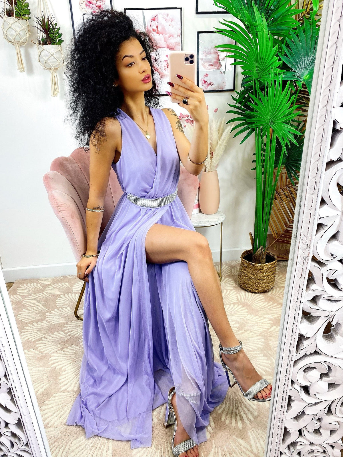 Abito in tulle lilla con cintura in strass
