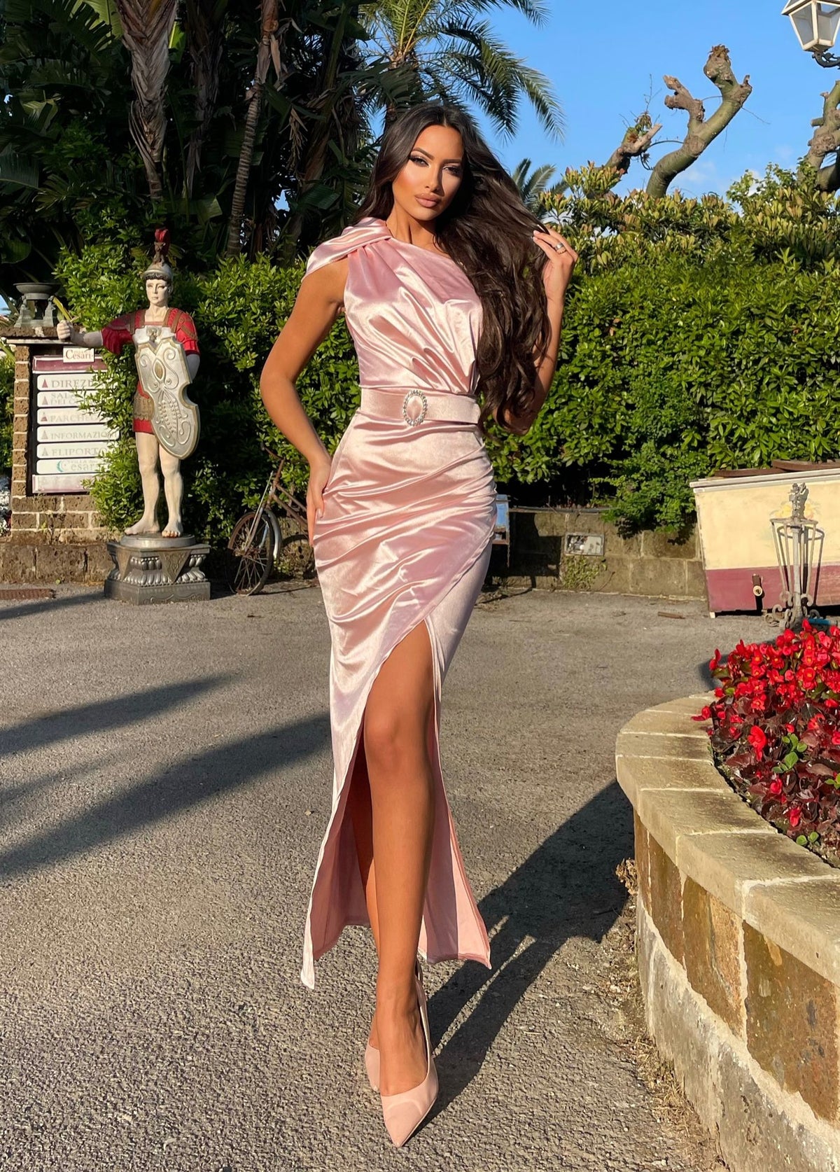 Abito rosa con fiocco e cintura