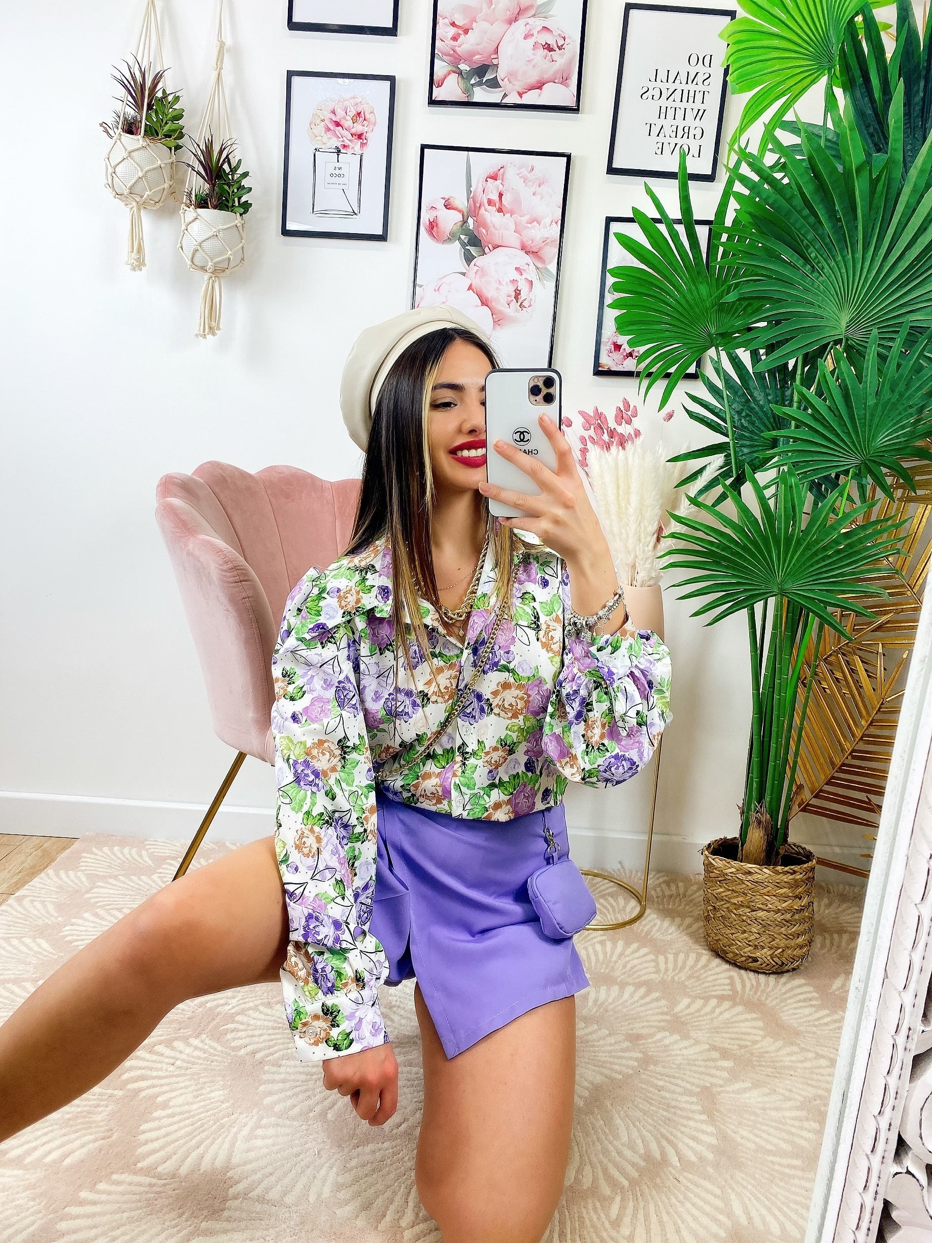 Camicia floreale dettagli lilla con borsetta