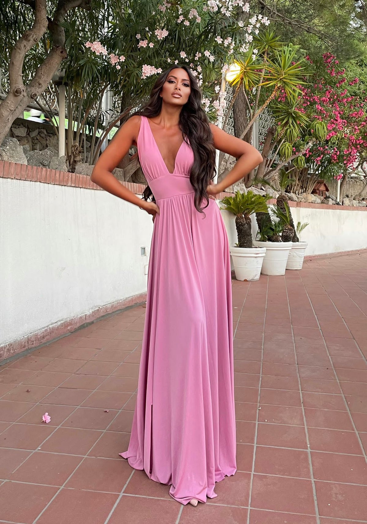Abito lungo rosa con scollo a V