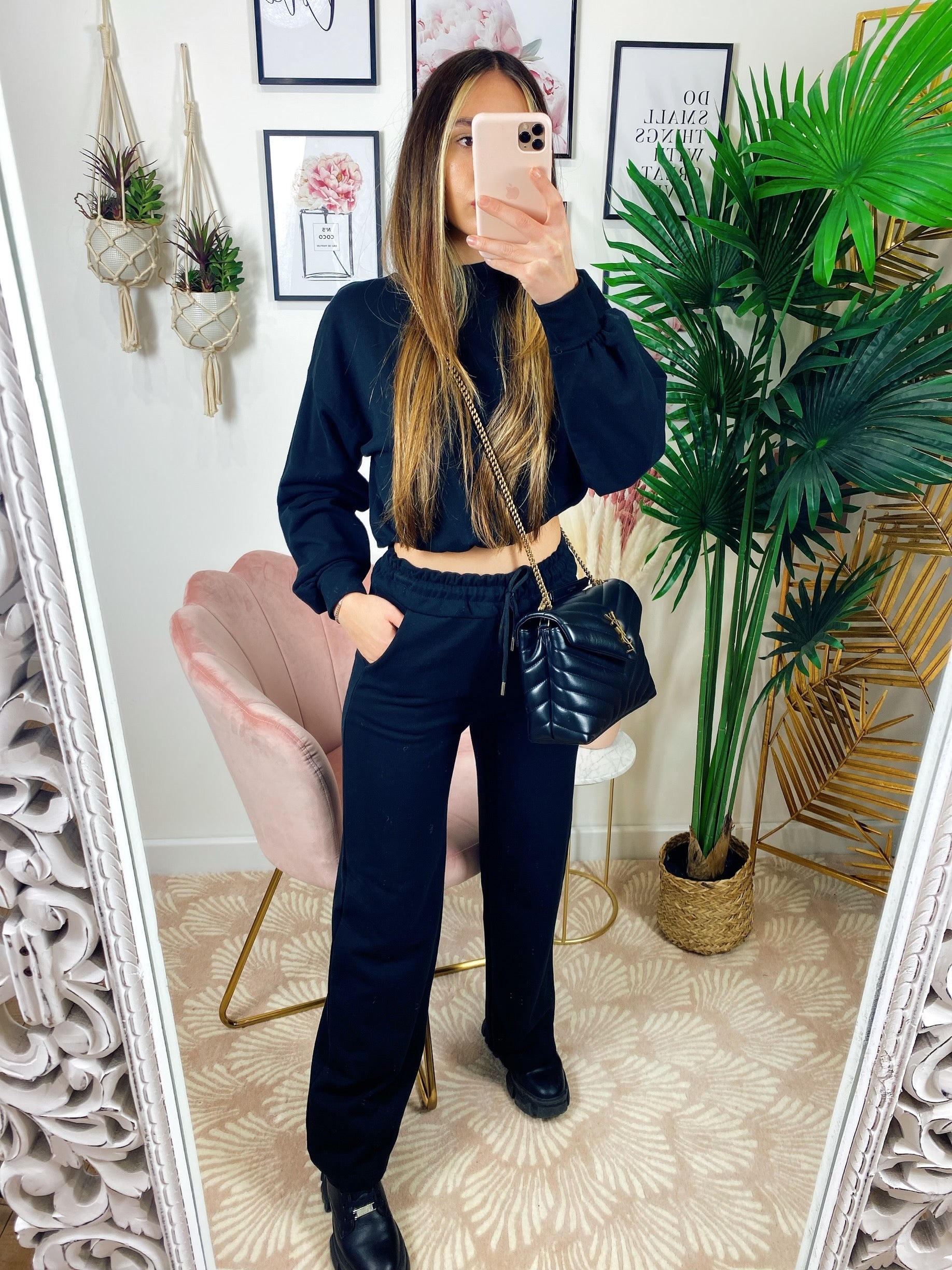 Jogger gamba larga e croptop nera