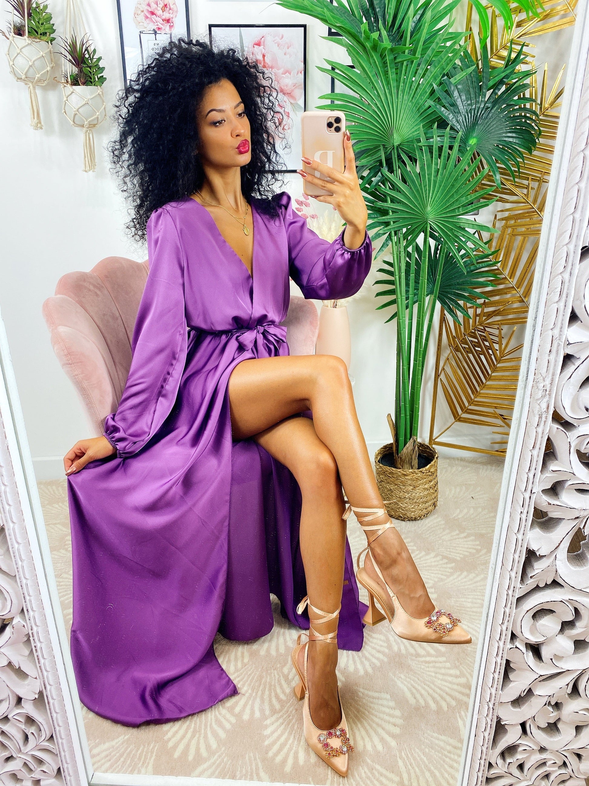 Abito in raso con maxi spacco e cintura purple