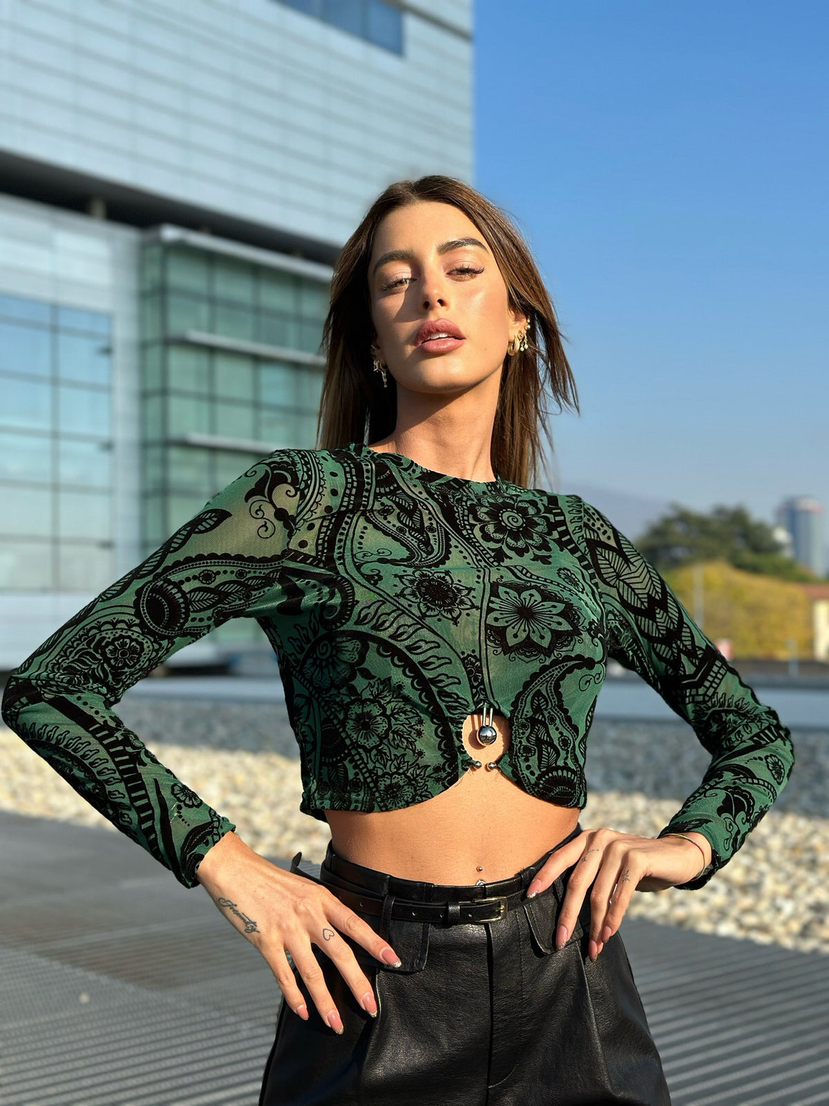 Top verde ricami nero