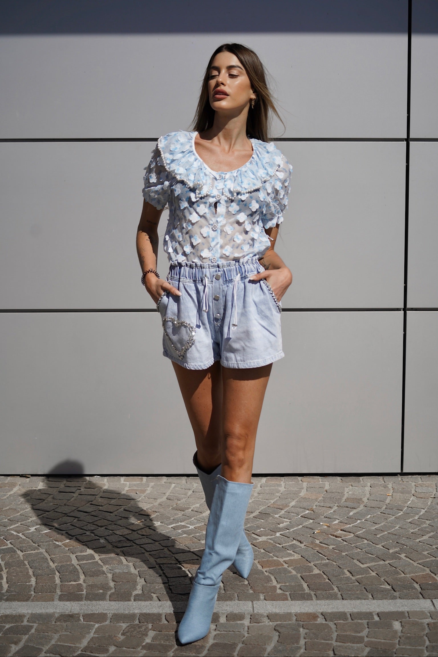Camicia celeste a manica corta con fiori