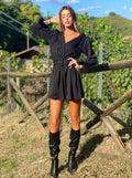 Abito nero con maniche con piume