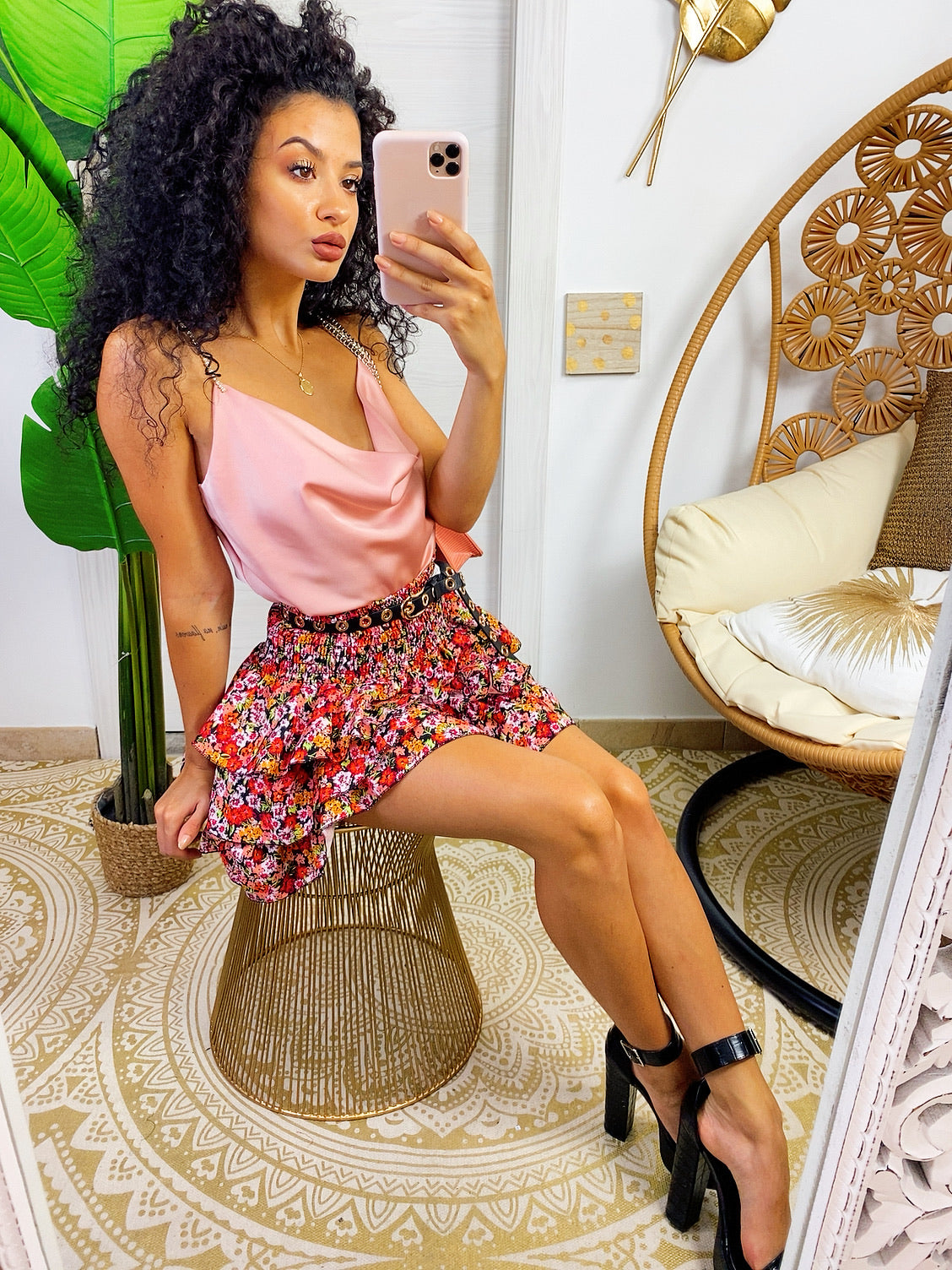Gonna a balze con fiori rossi e arancio