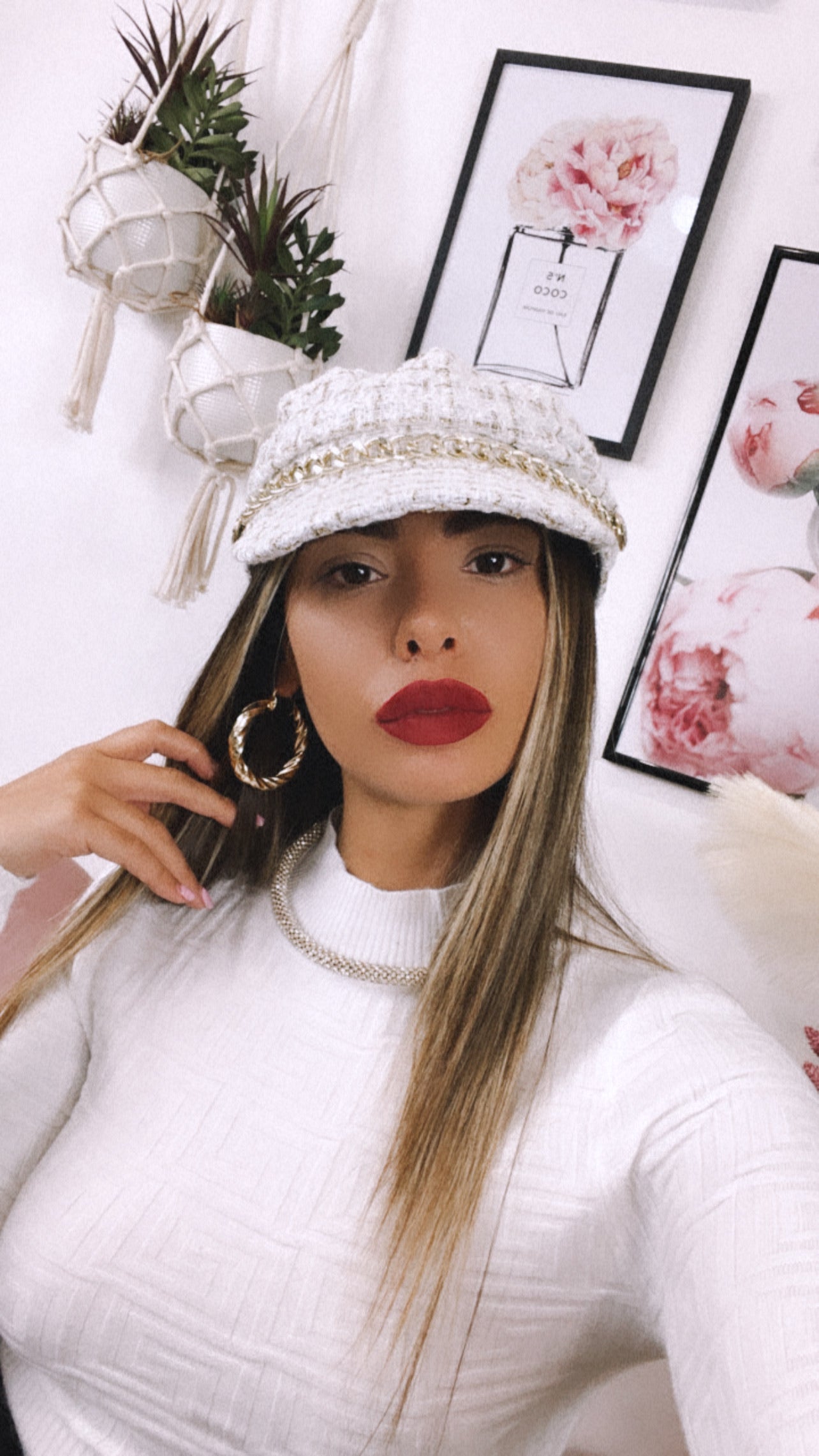 Cappello bianco e oro catena oro