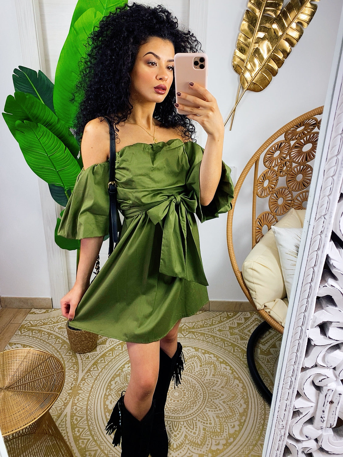 Abito con scollo a barchetta verde militare