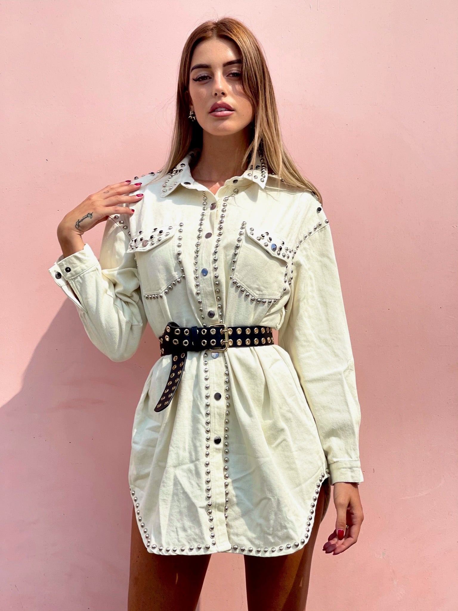 Abito con borchie manica lunga beige