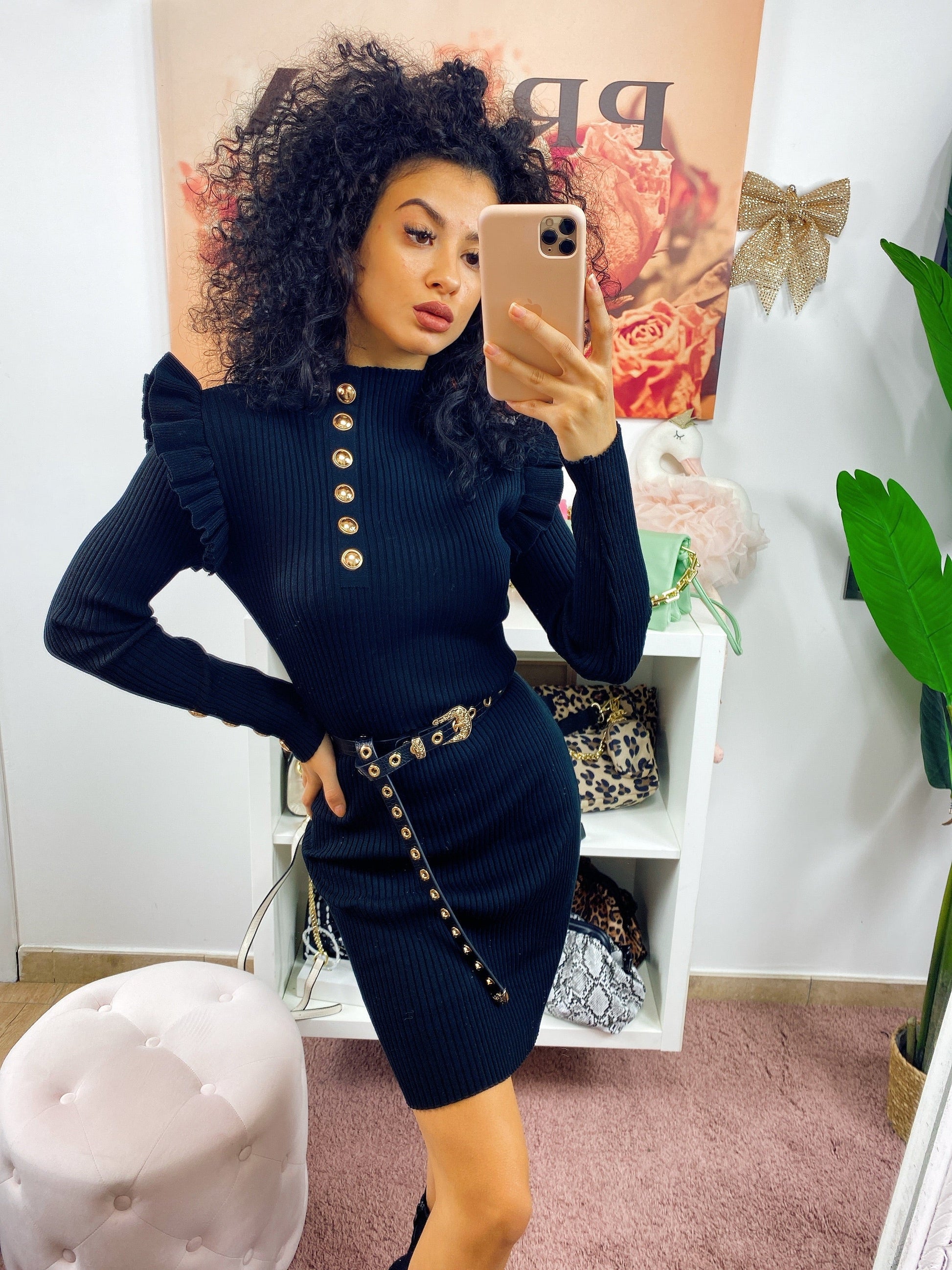 Abito aderente nero con rouge e bottoncini oro