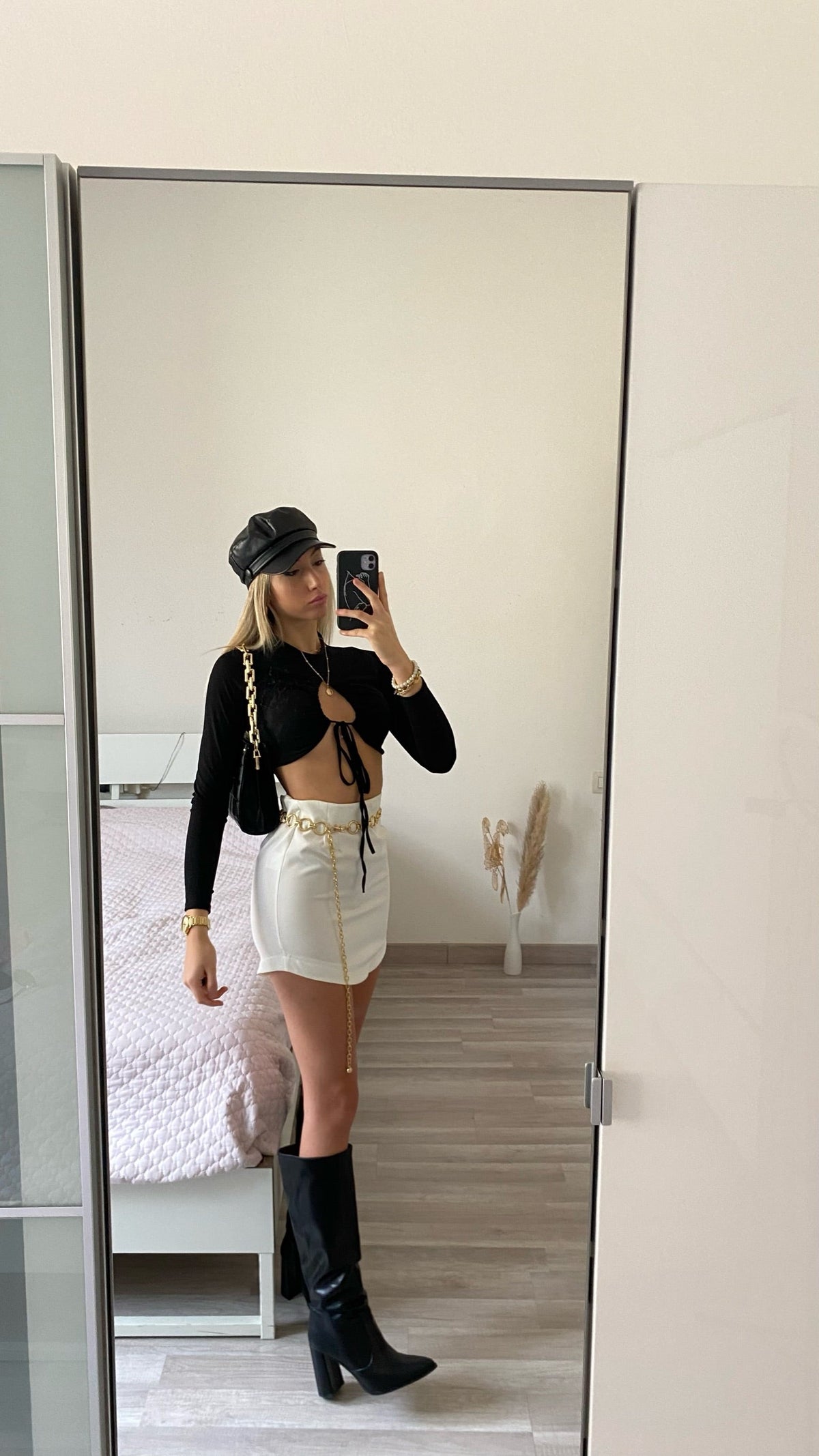 Top nero con allacciatura davanti
