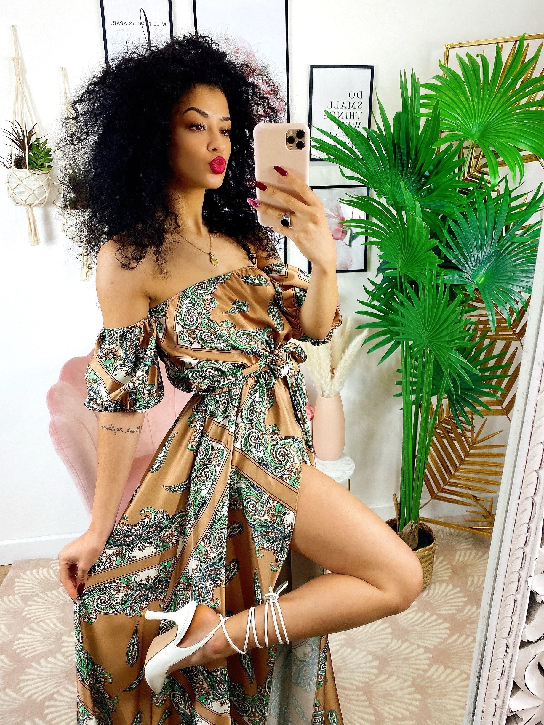 Abito in raso con maxi spacco a fantasia nude