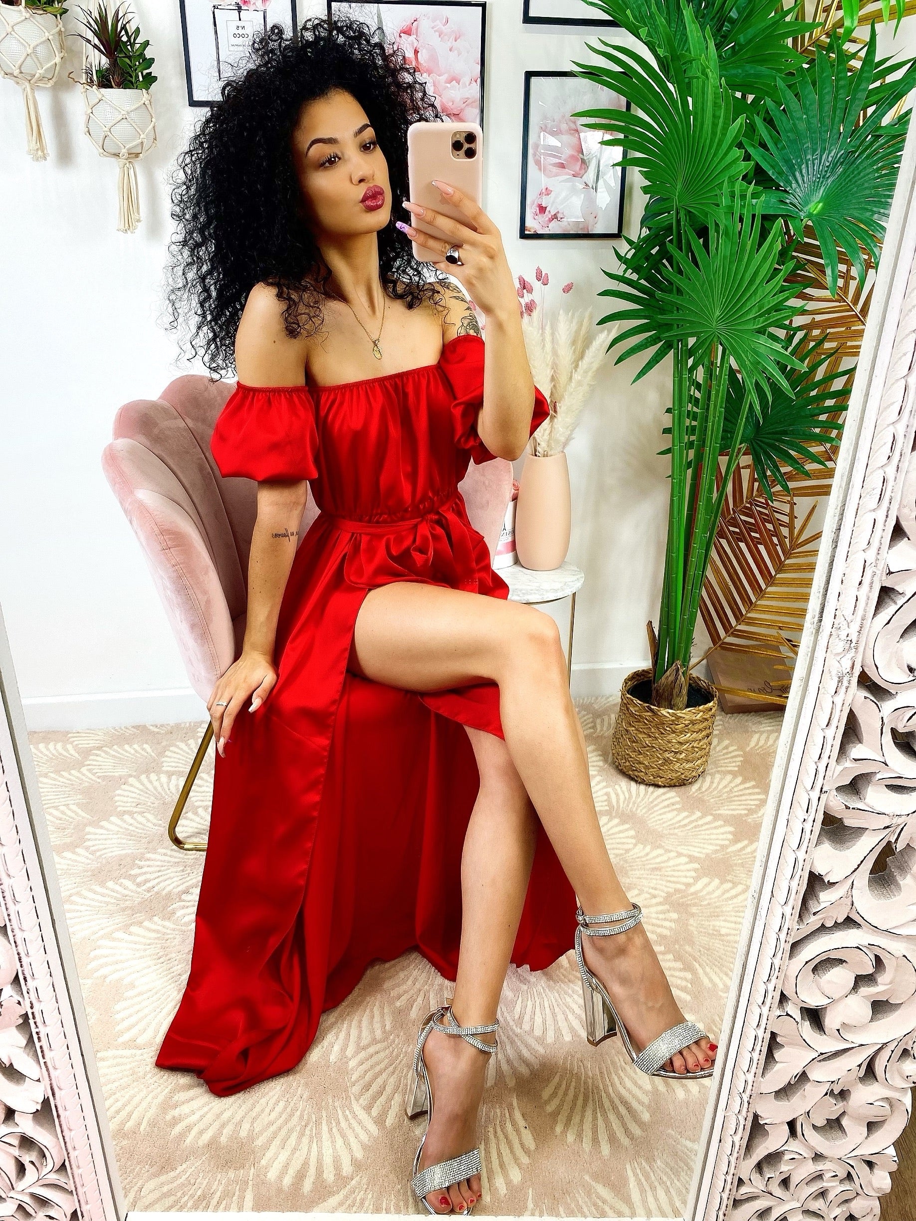 Abito in raso lungo con scollo a barchetta Rosso