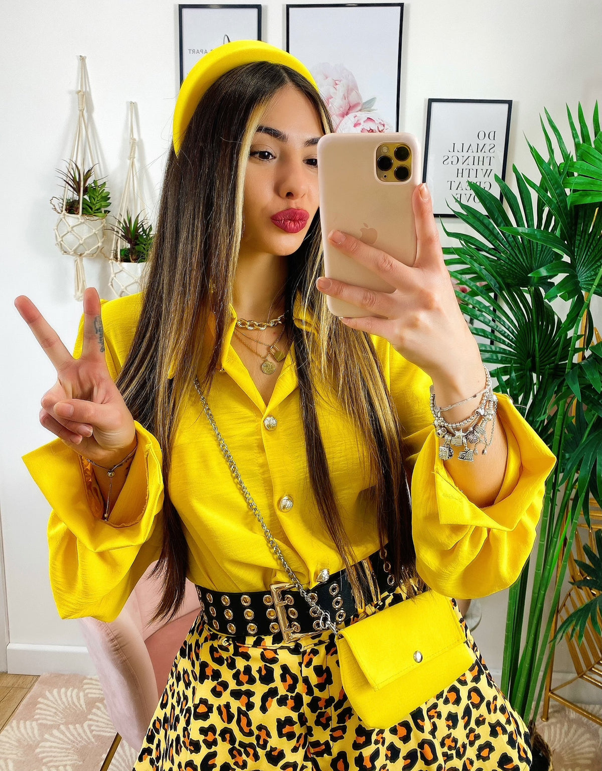 Camicia gialla con bottoni gold e borsetta