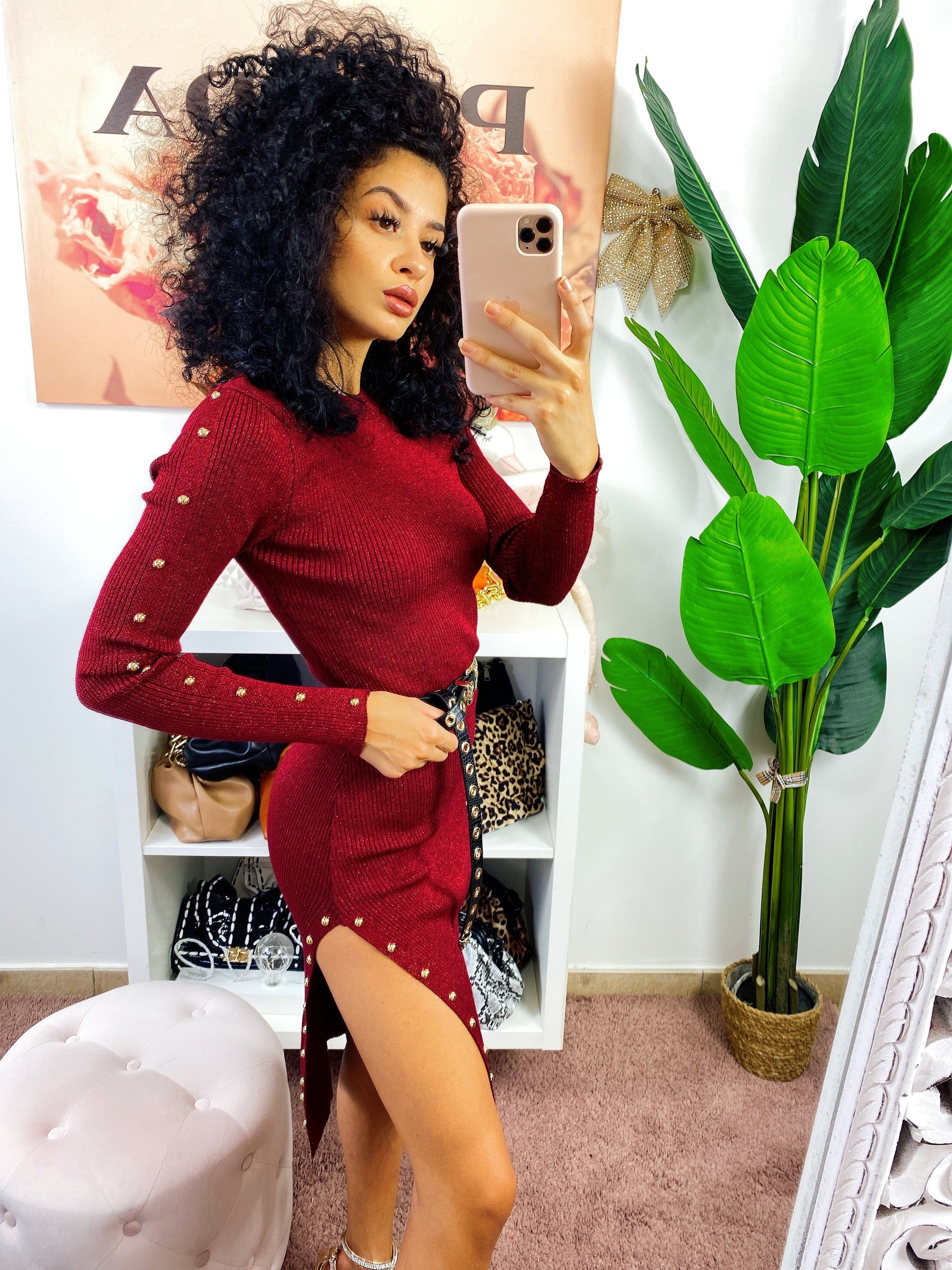 Abito midi Bordeaux con borchie e spacco