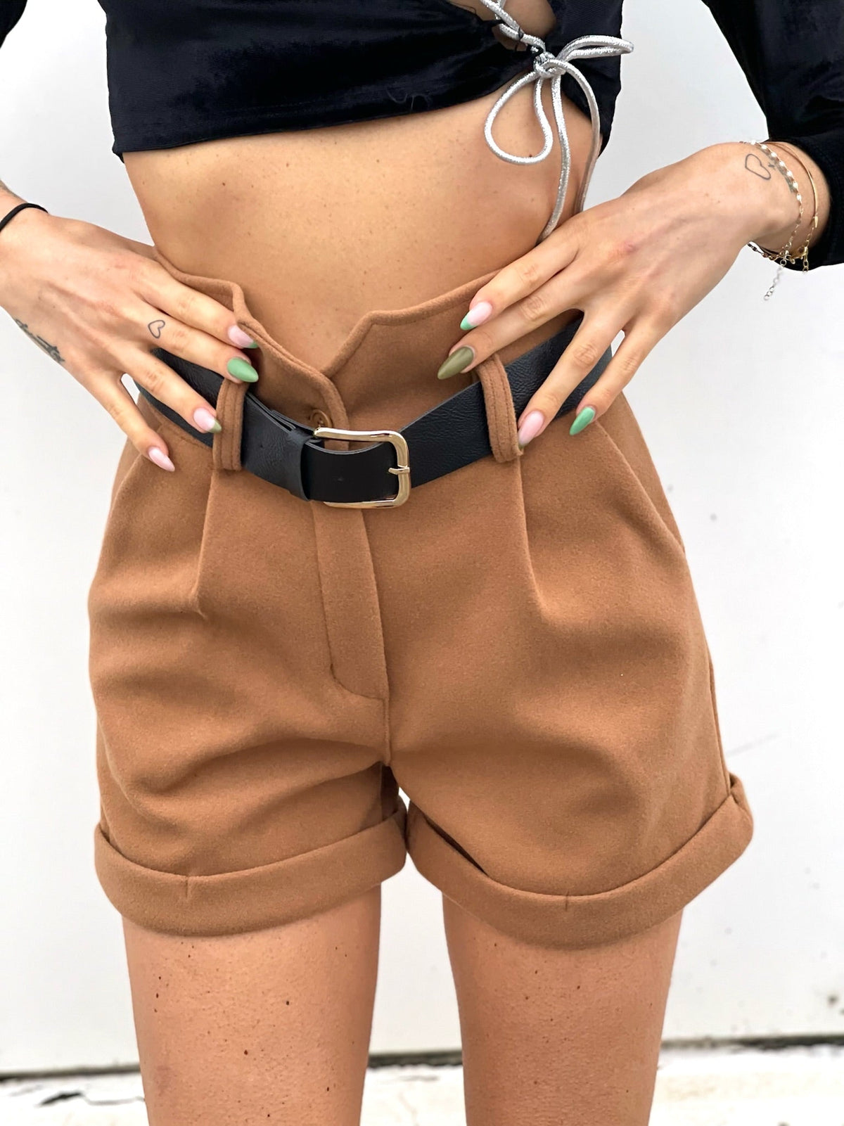 Short camel in panno con cintura