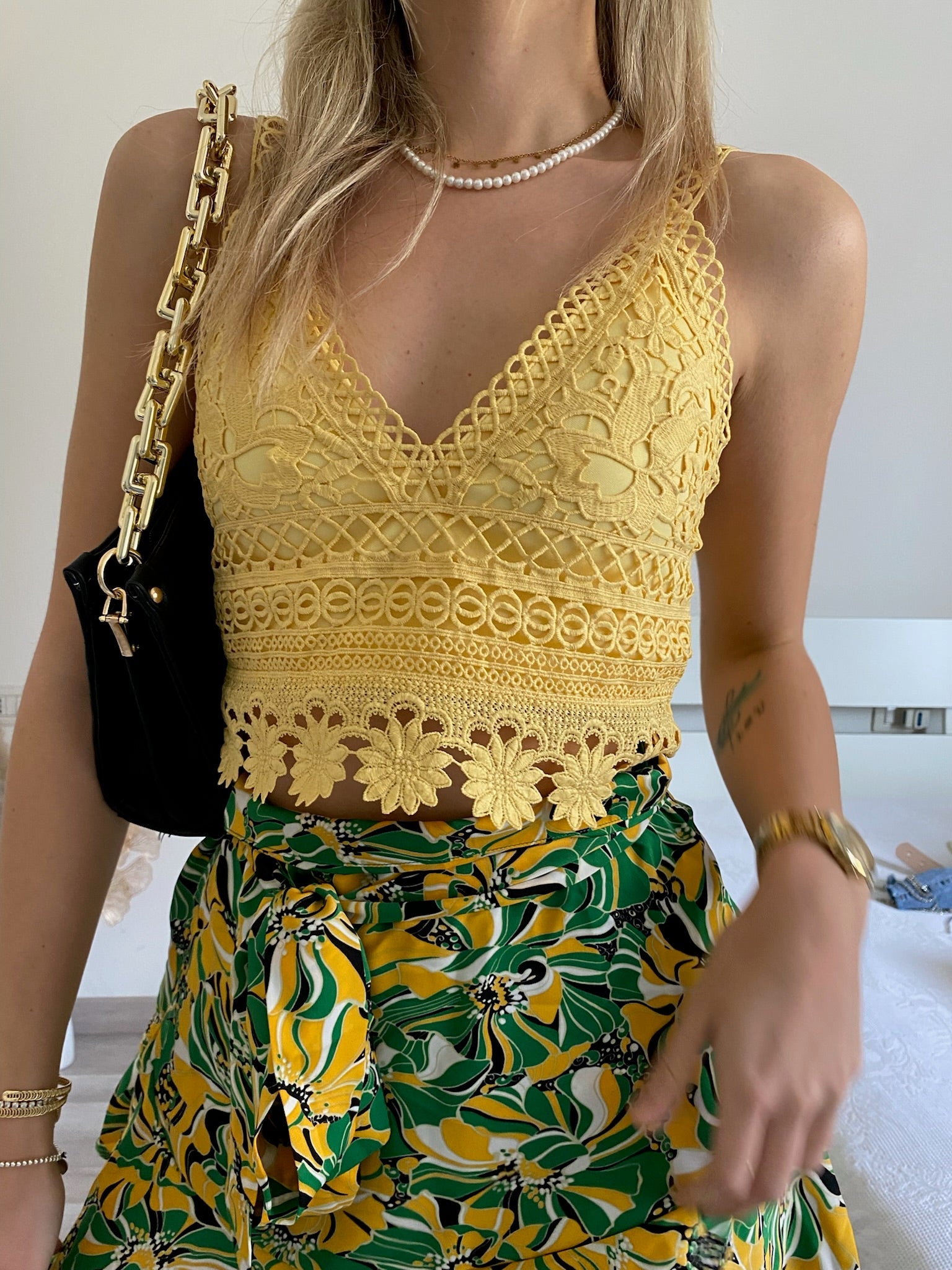 Top in pizzo giallo con pizzo