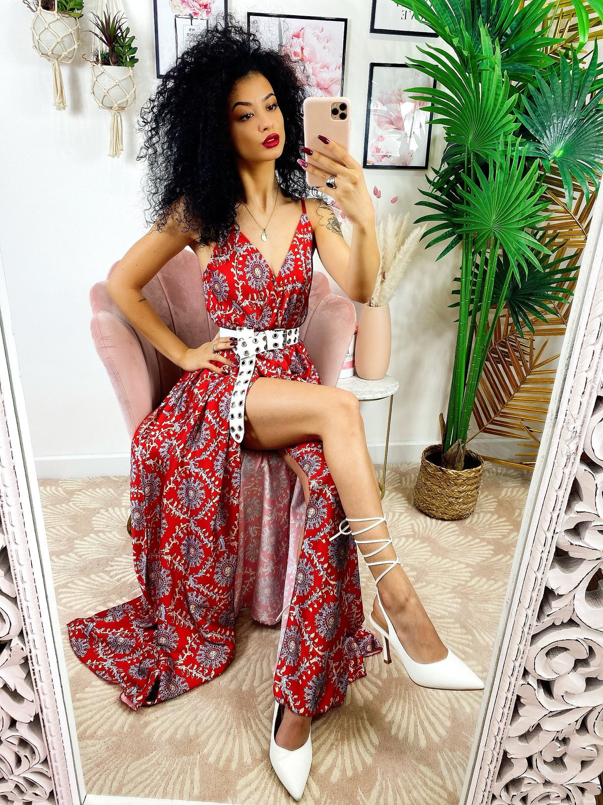 Abito con maxi spacco rosso con ricami