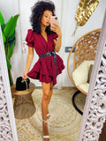 Abito corto bordeaux con gonna asimmetrica