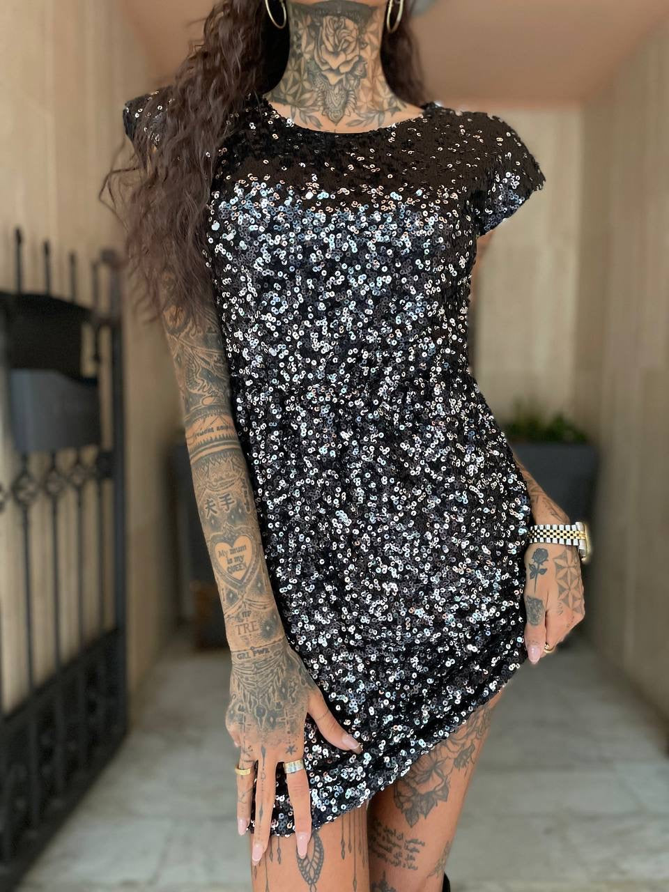 Abito smanicato con paillettes nero