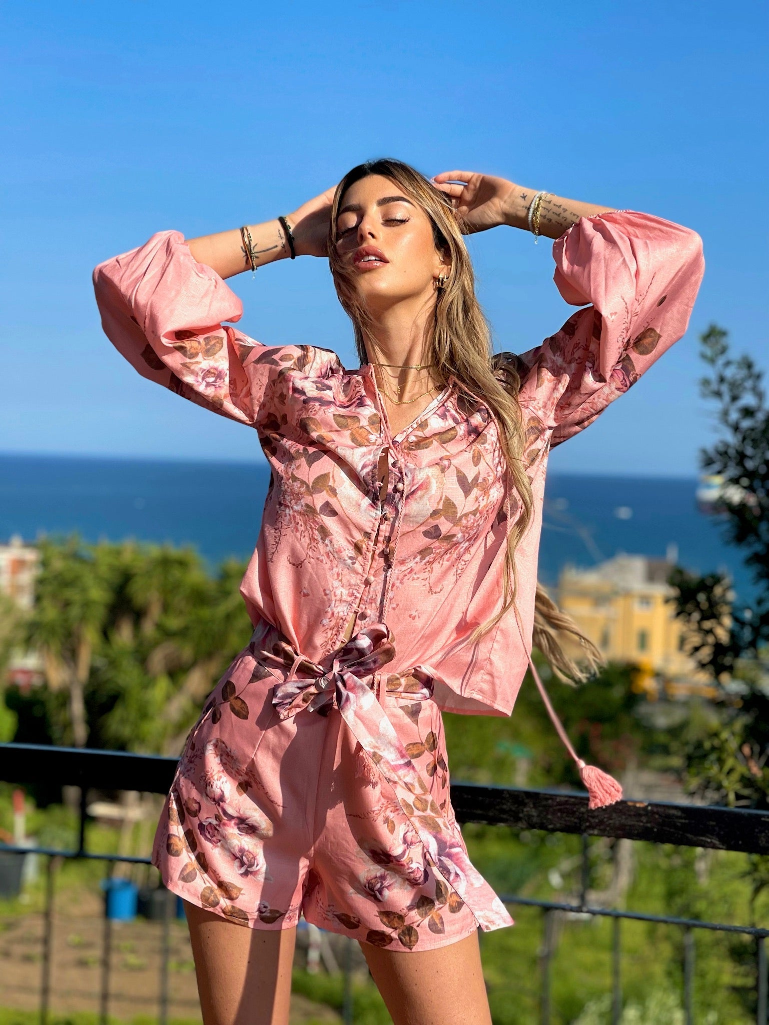 Completo short e camicia fiorata rosa