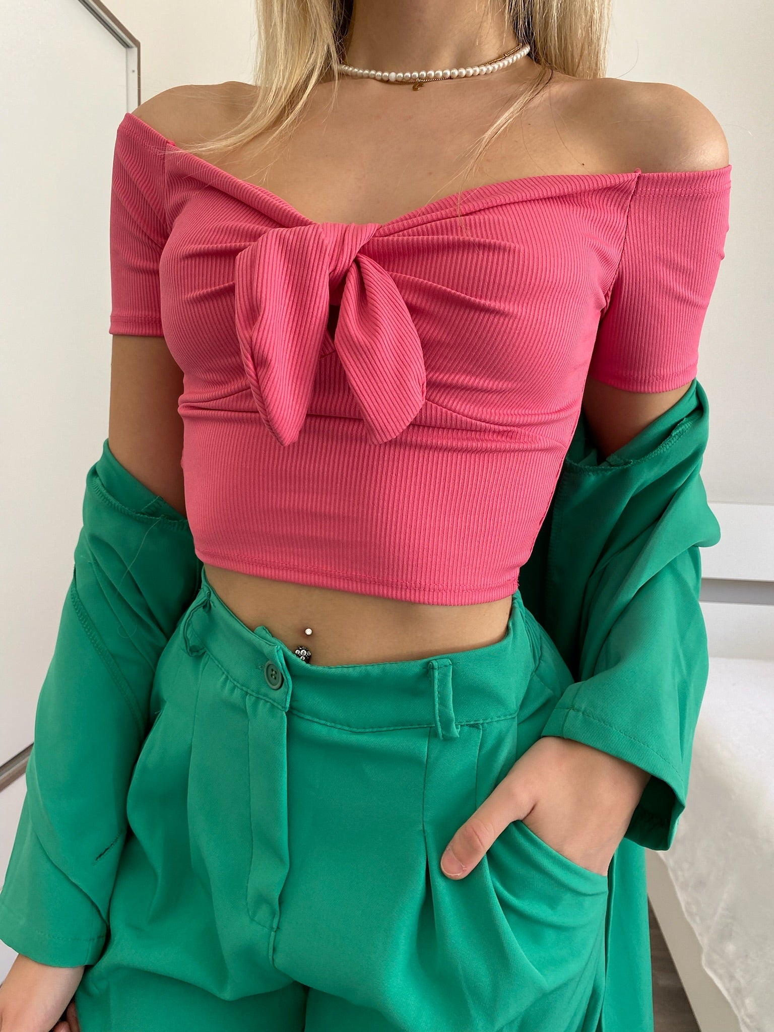 Top rosa barbie scollo a barchetta e fiocco