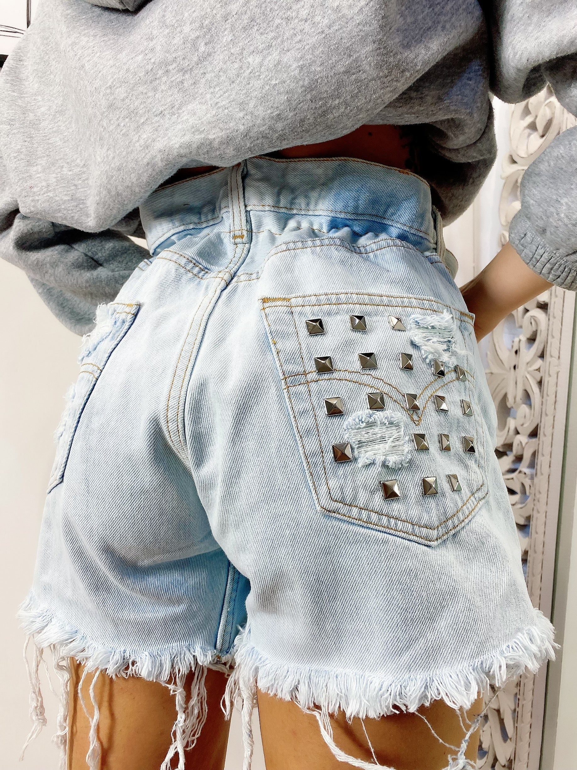 Short Levi’s Vintage bagno chiaro con borchie