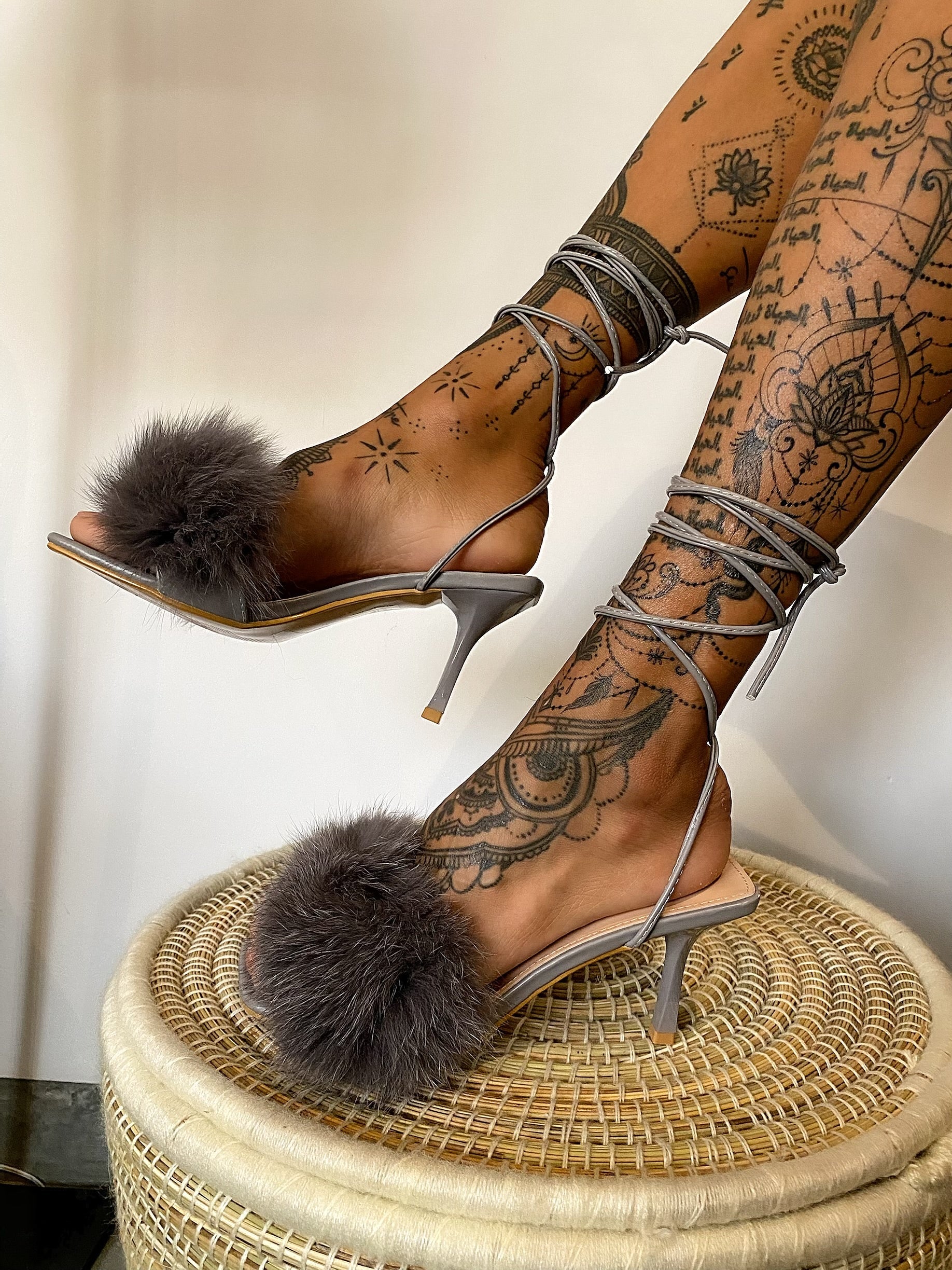 Sandali con lacci e eco-pelo Grey