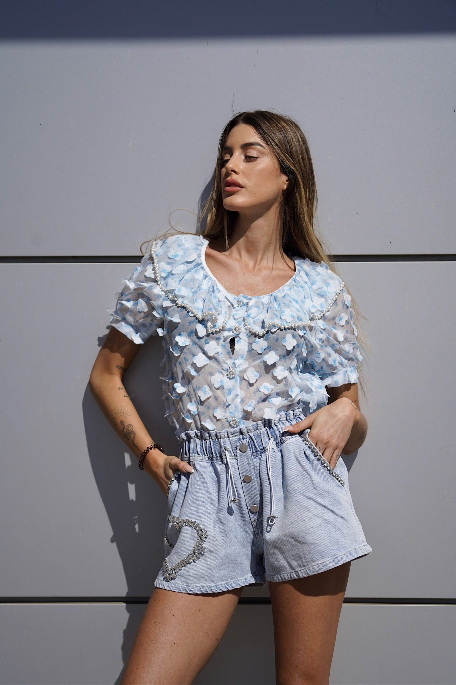 Camicia celeste a manica corta con fiori