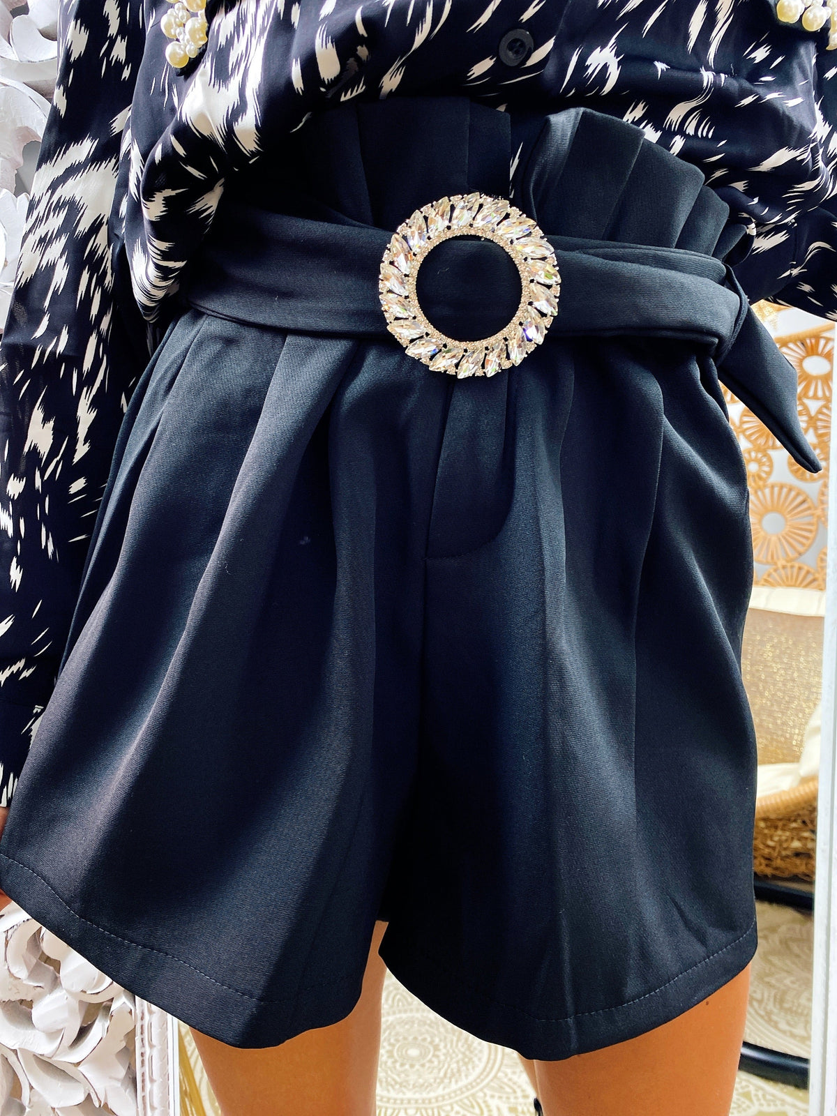 Short nero con cintura gioiello