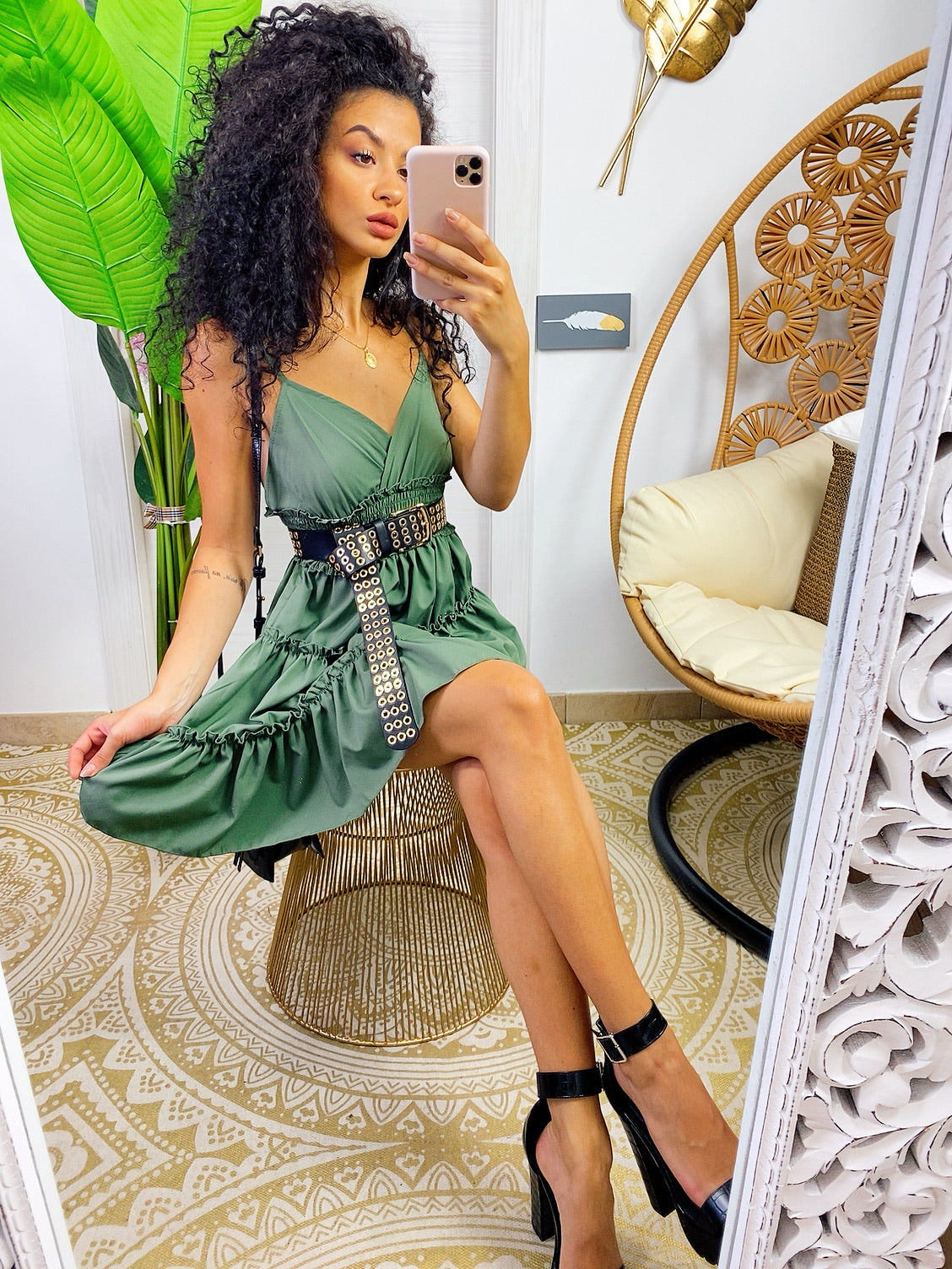 Abito a balze con gonna ampia verde militare