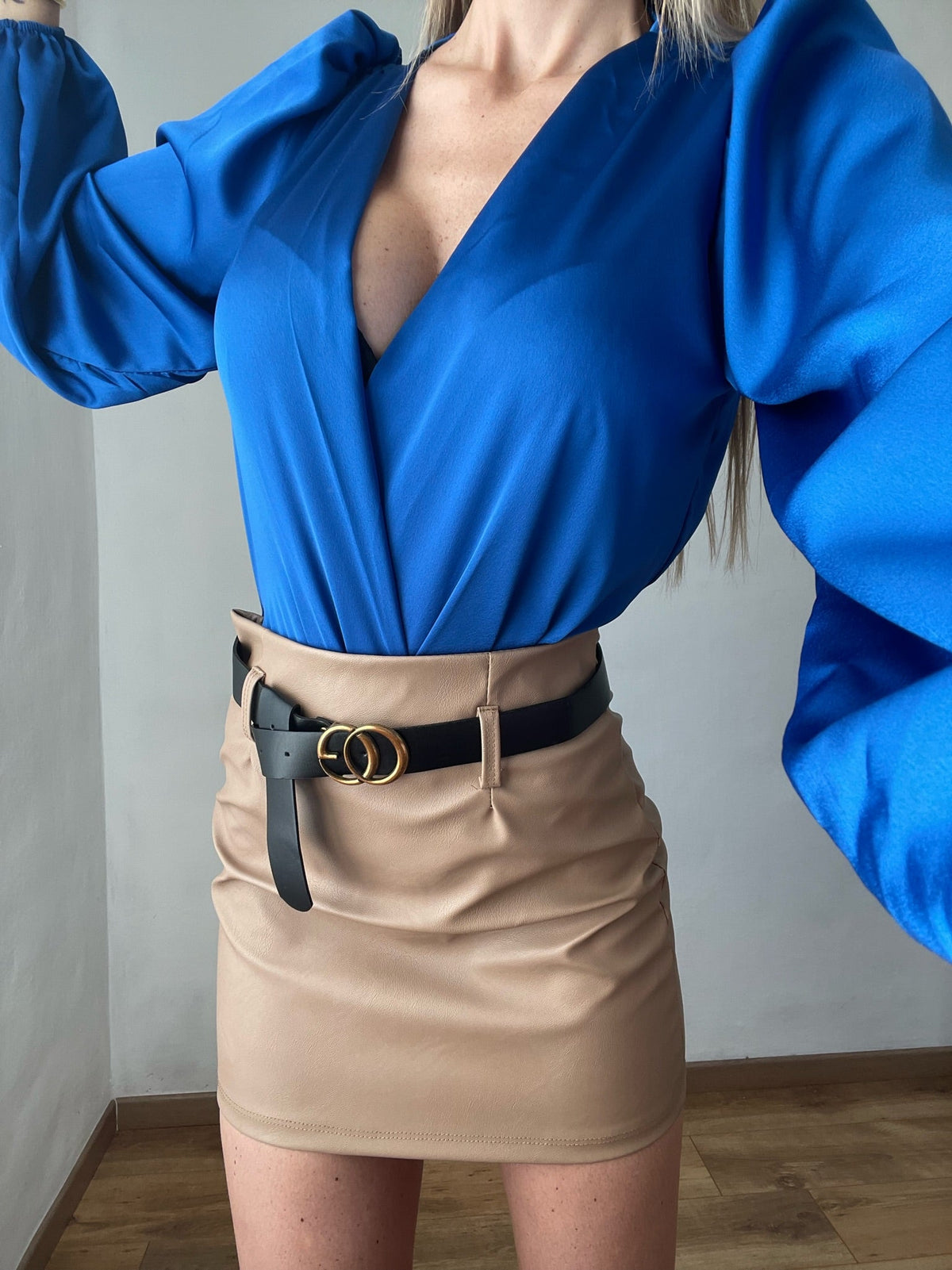 Body in raso scollo a V blu elettrico