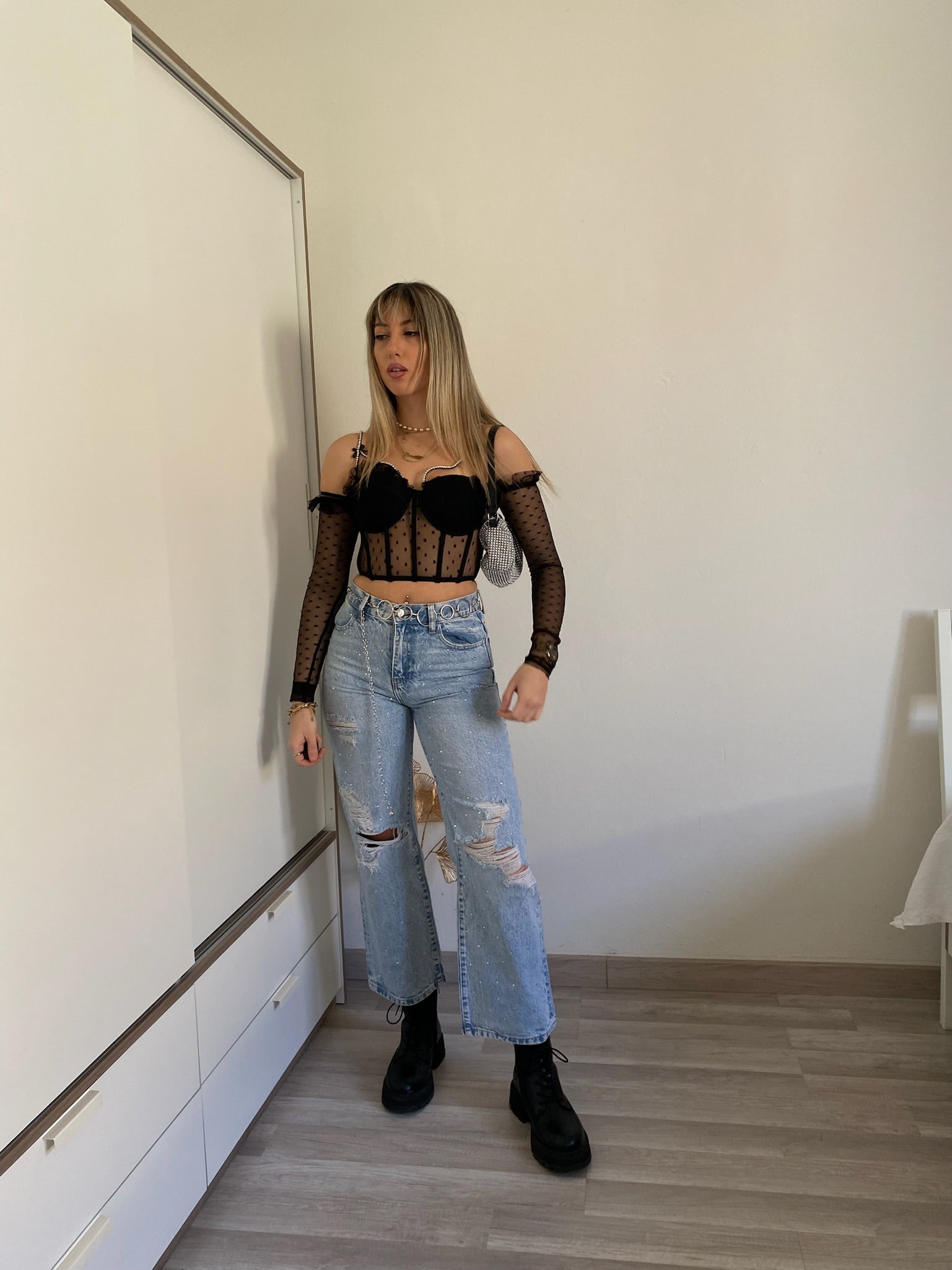 Jeans con strappi e strass