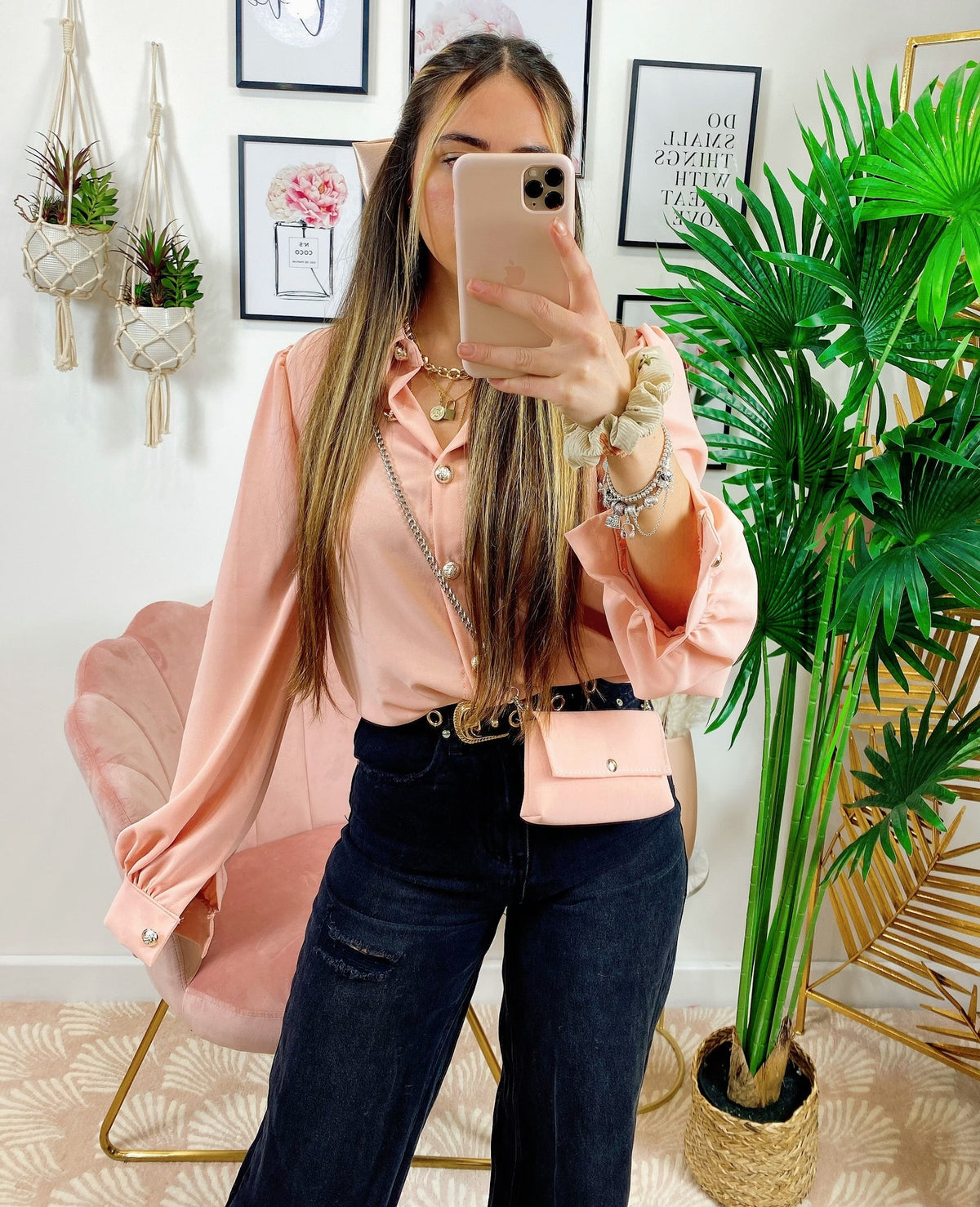 Camicia cipria con bottoni e borsetta