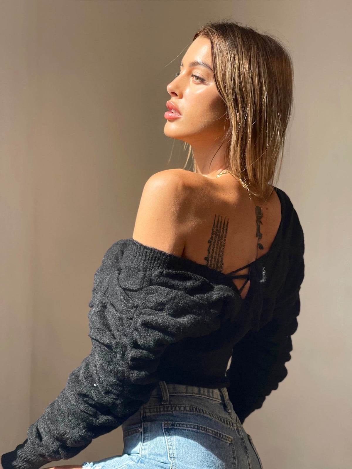 Maglione nero con lacci