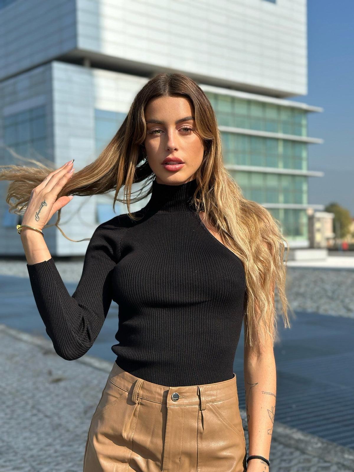 Top monospalla nero
