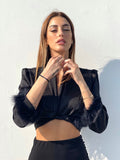 Top nero con piume