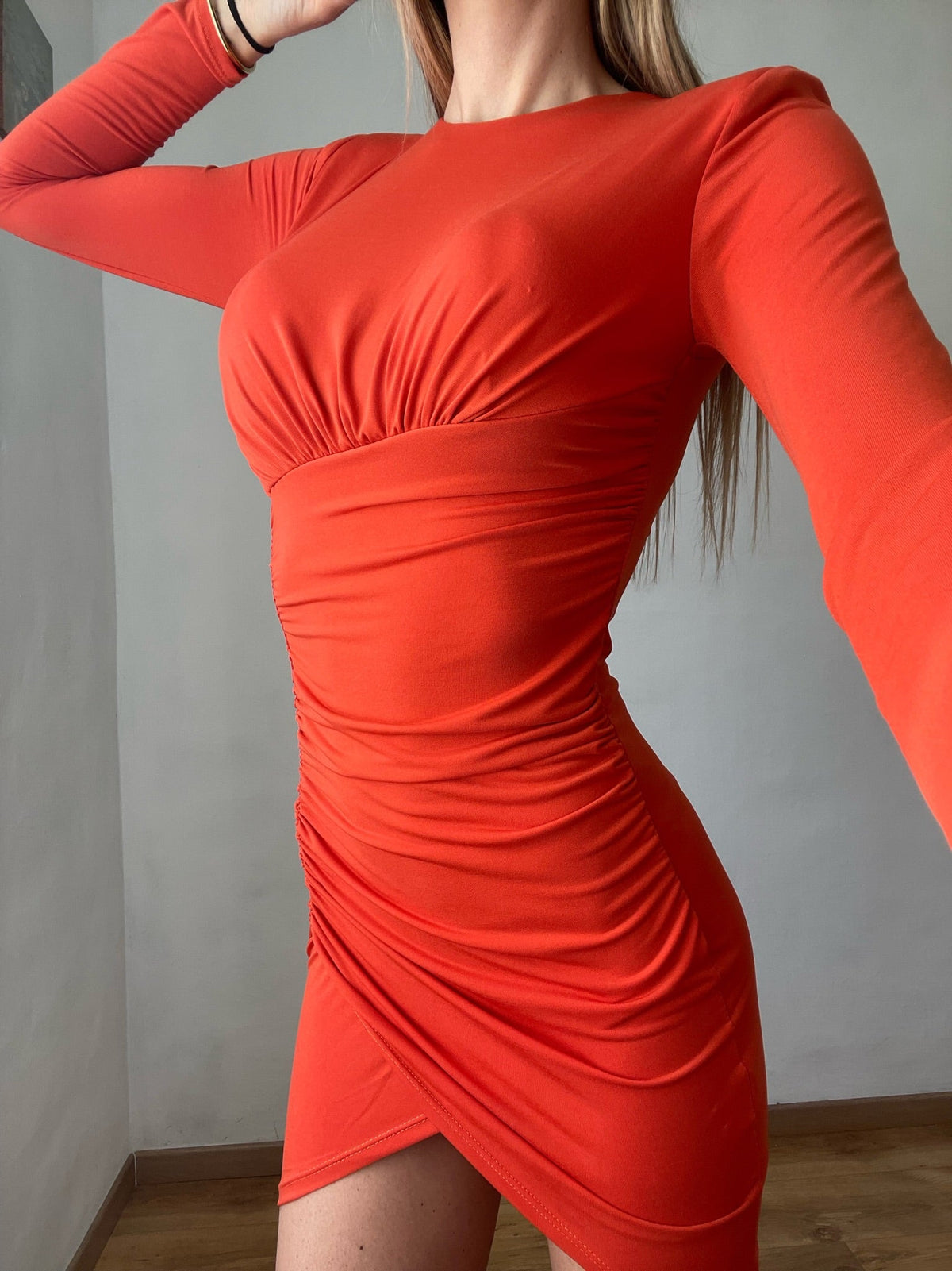 Abito aderente con arricciatura laterale arancio